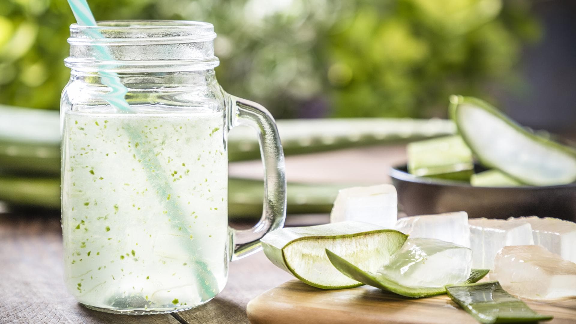 frischer Aloe Vera Saft in Glas mit Strohhalm