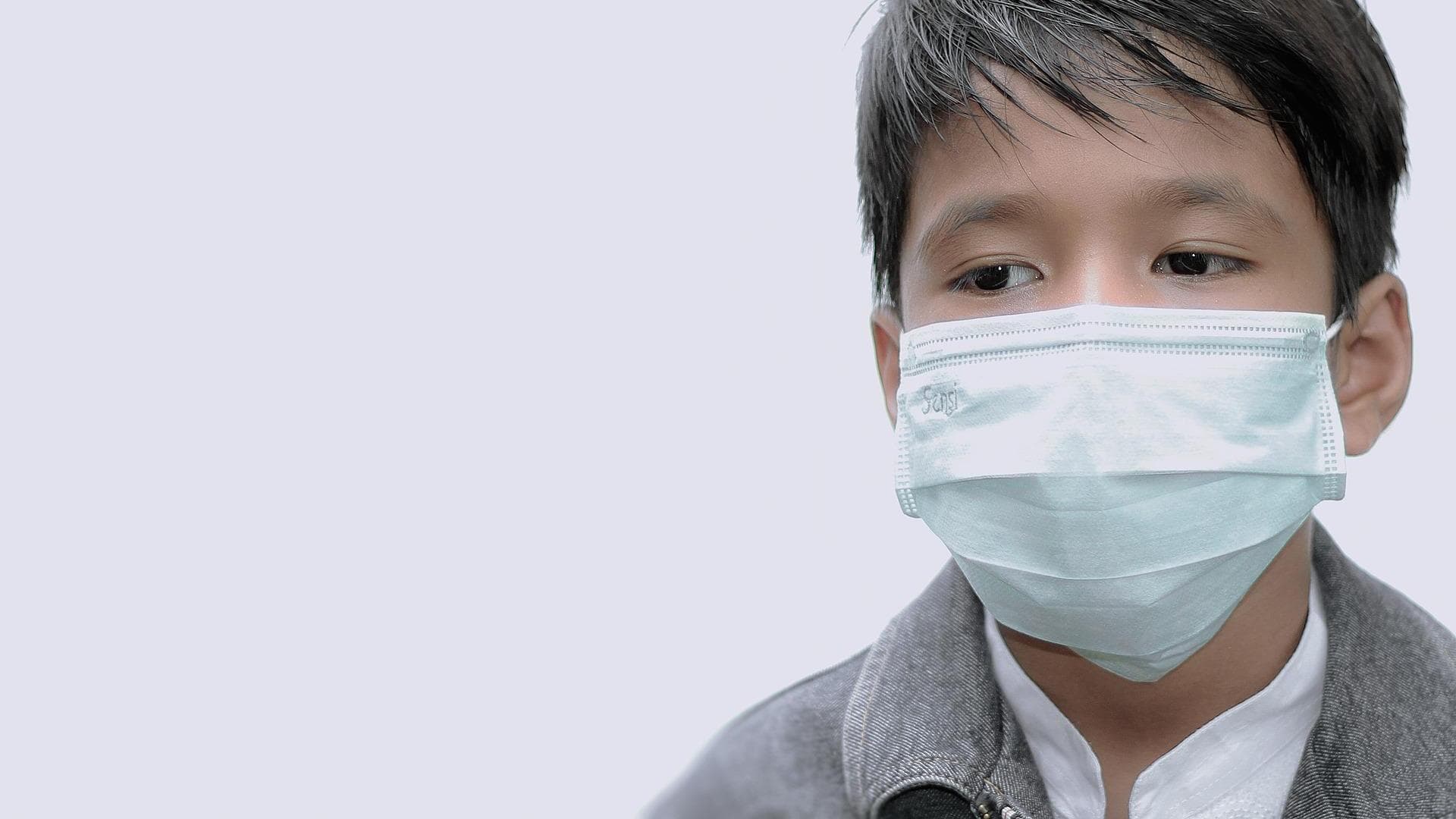 Kind mit Maske Kind mit Maske
