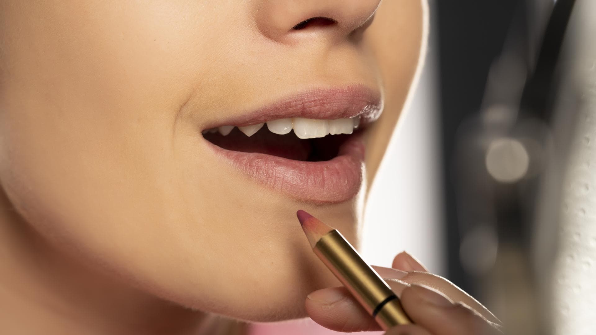 Frau benutzt Lipliner