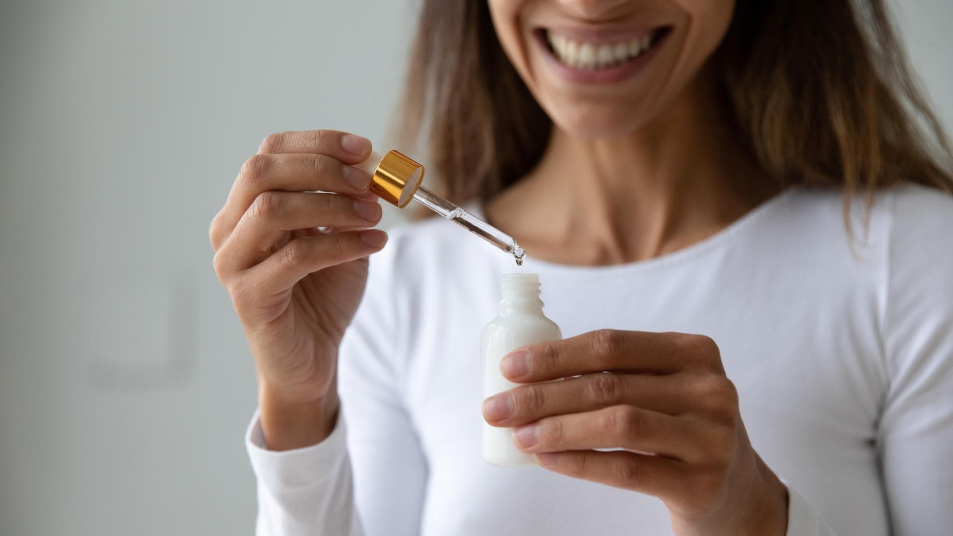Frau benutzt Serum