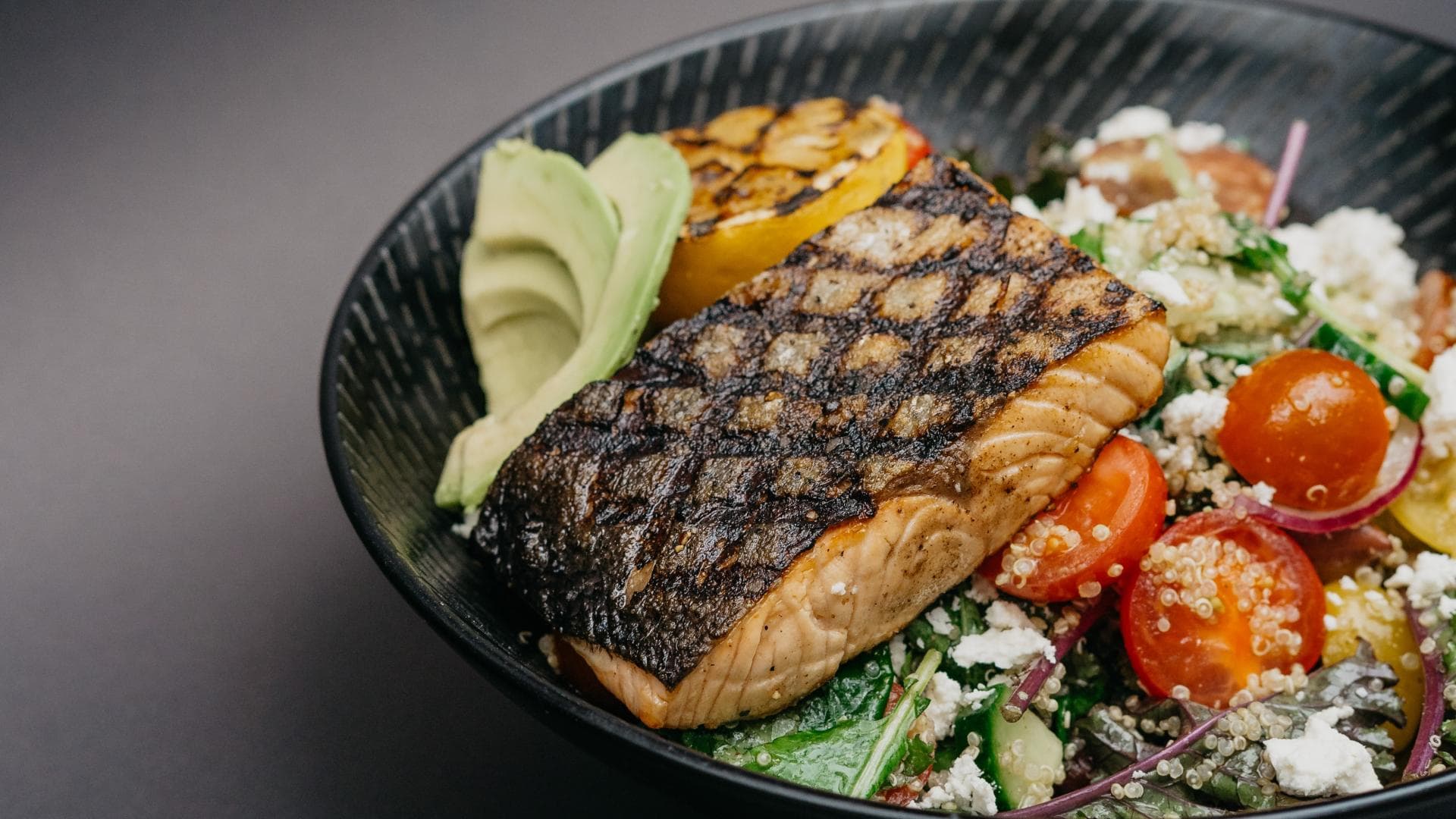 Schale mit grgrilltem Lachs und Gemüse
