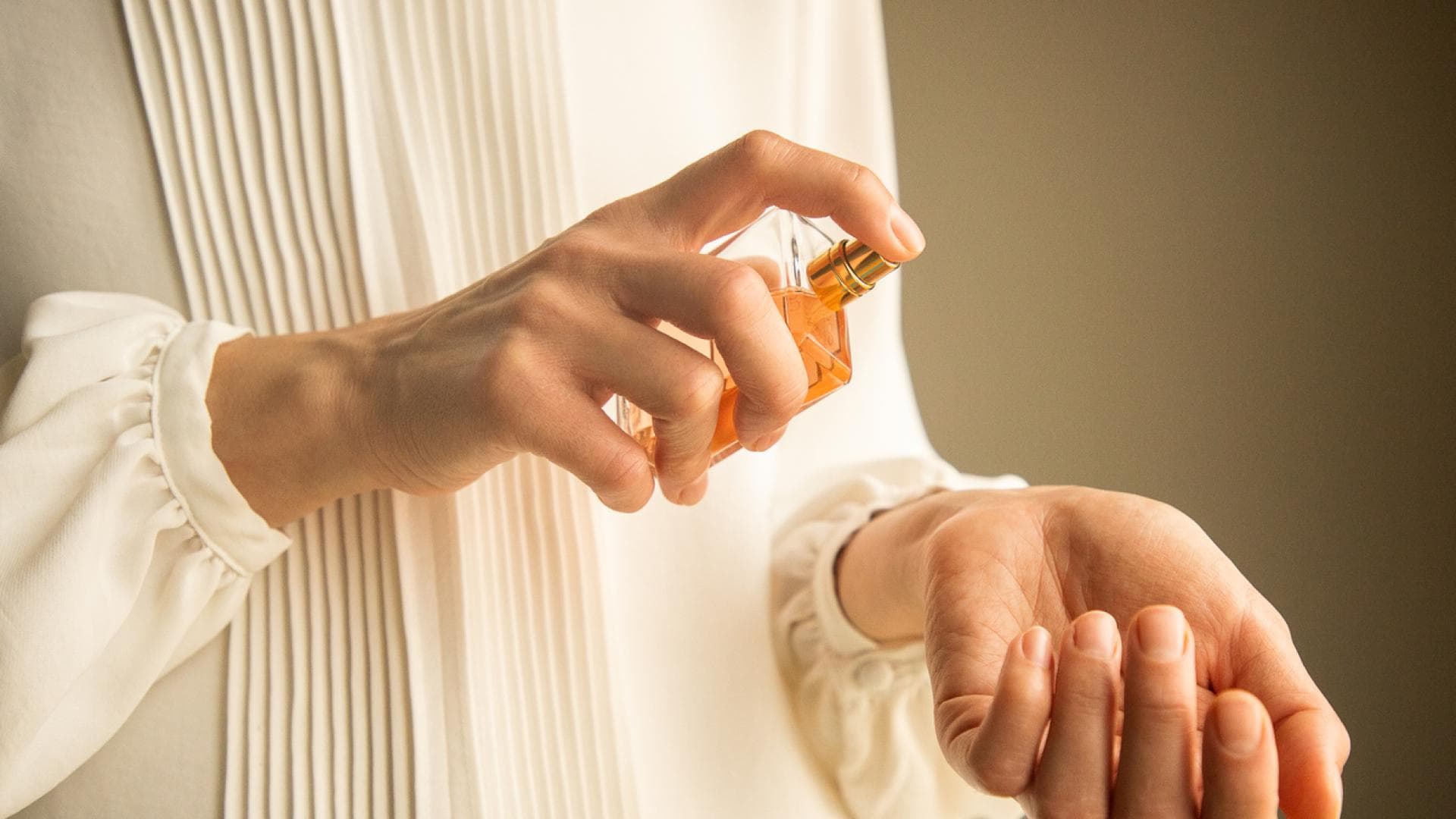 Pudirge Parfums riechen herrlich rein Frau sprüht Parfum auf Handgelenk