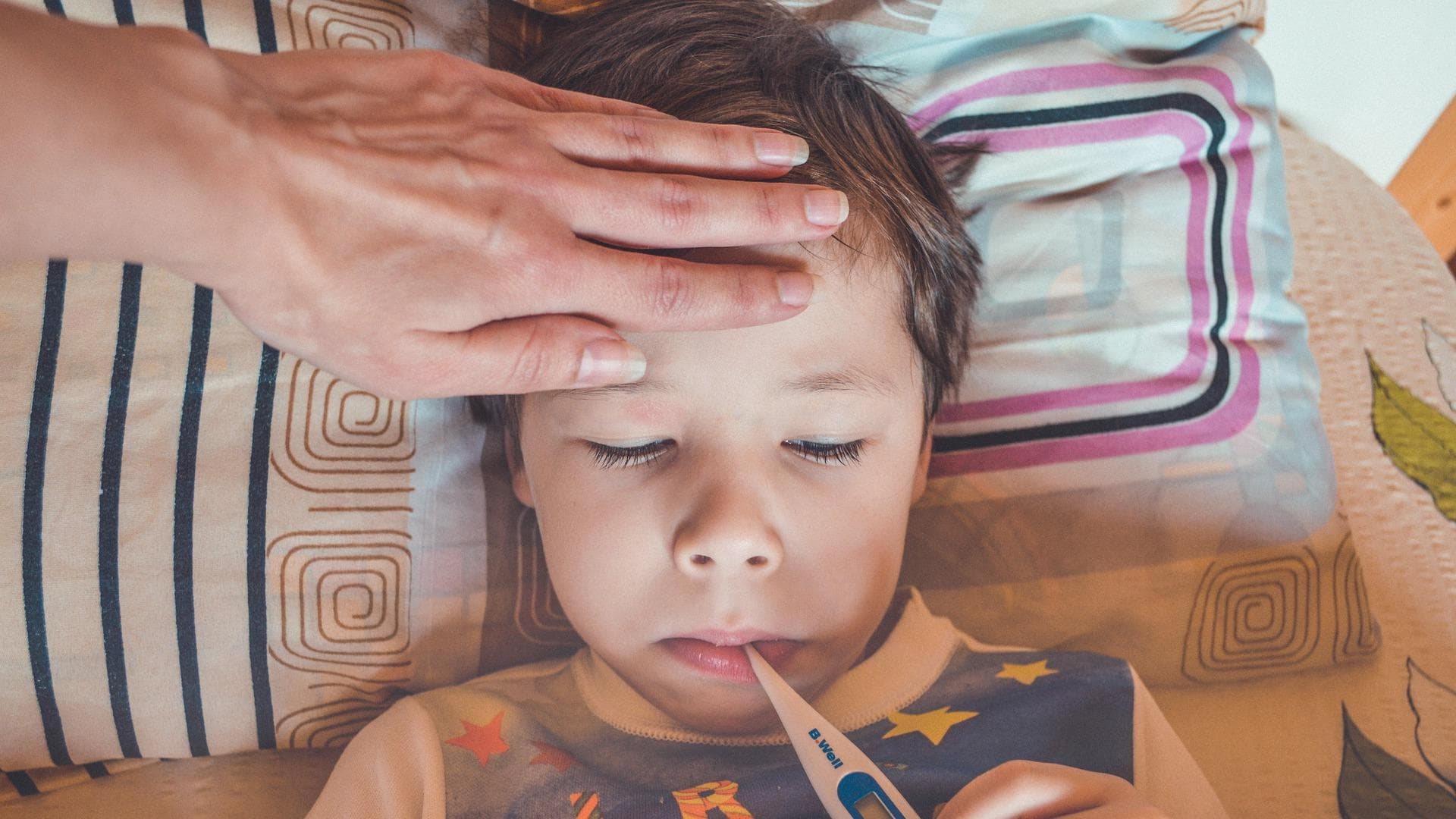 Kind mit Fieberthermometer im Mund Kind mit Fieberthermometer im Mund