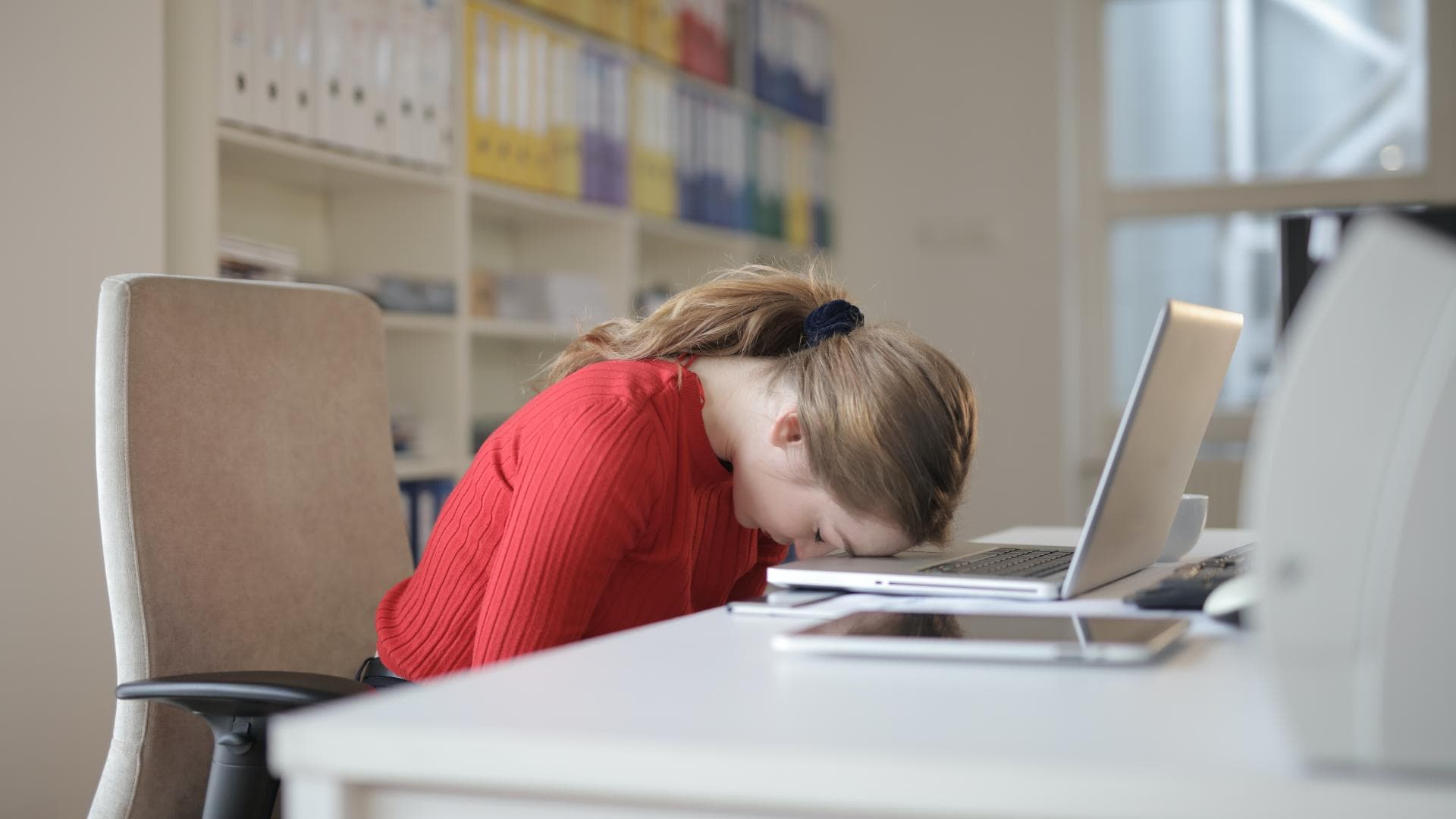 Frau ist müde vor dem PC Frau ist müde vor dem PC