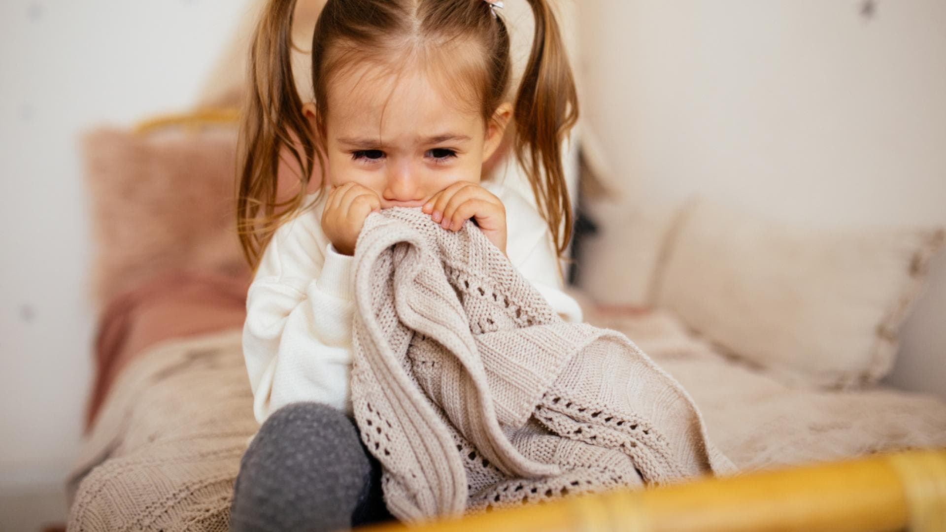 Kleines Mädchen weint ganz schlimm