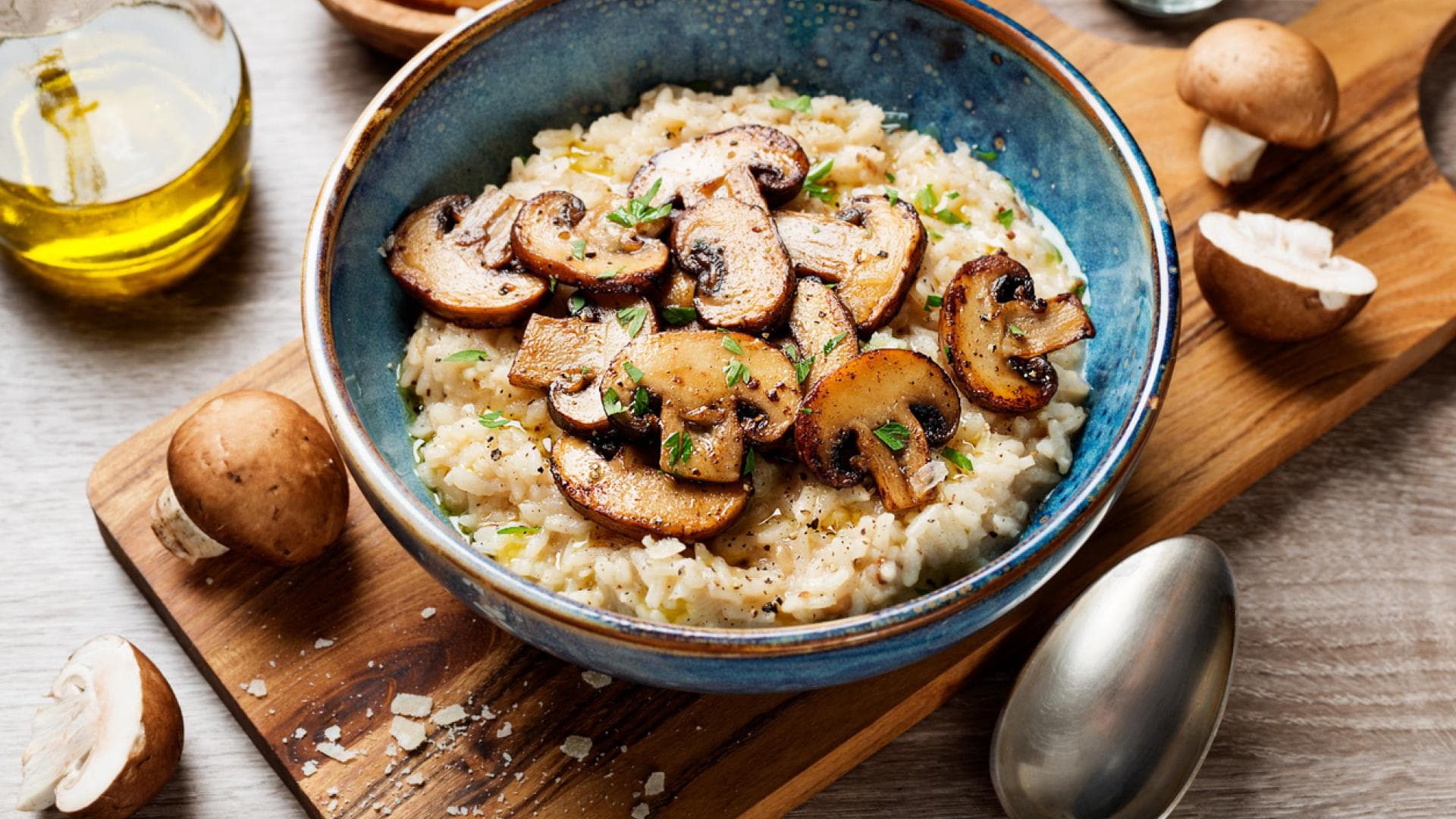 Schale mit frischem Pilzrisotto