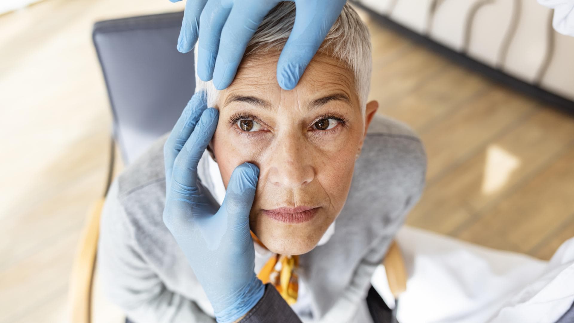 Arzt untersucht ältere Patientin