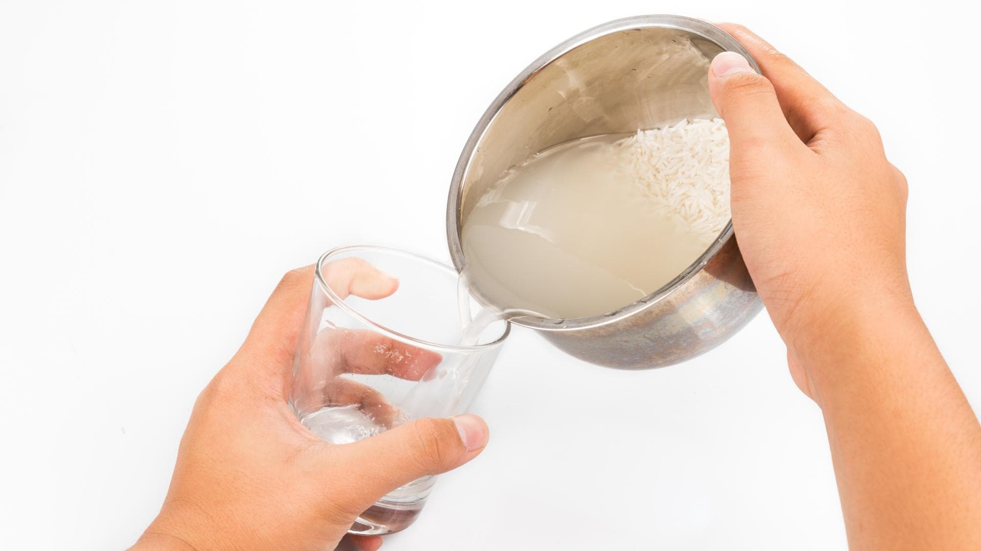 Reiswasser wird in Glas gefüllt