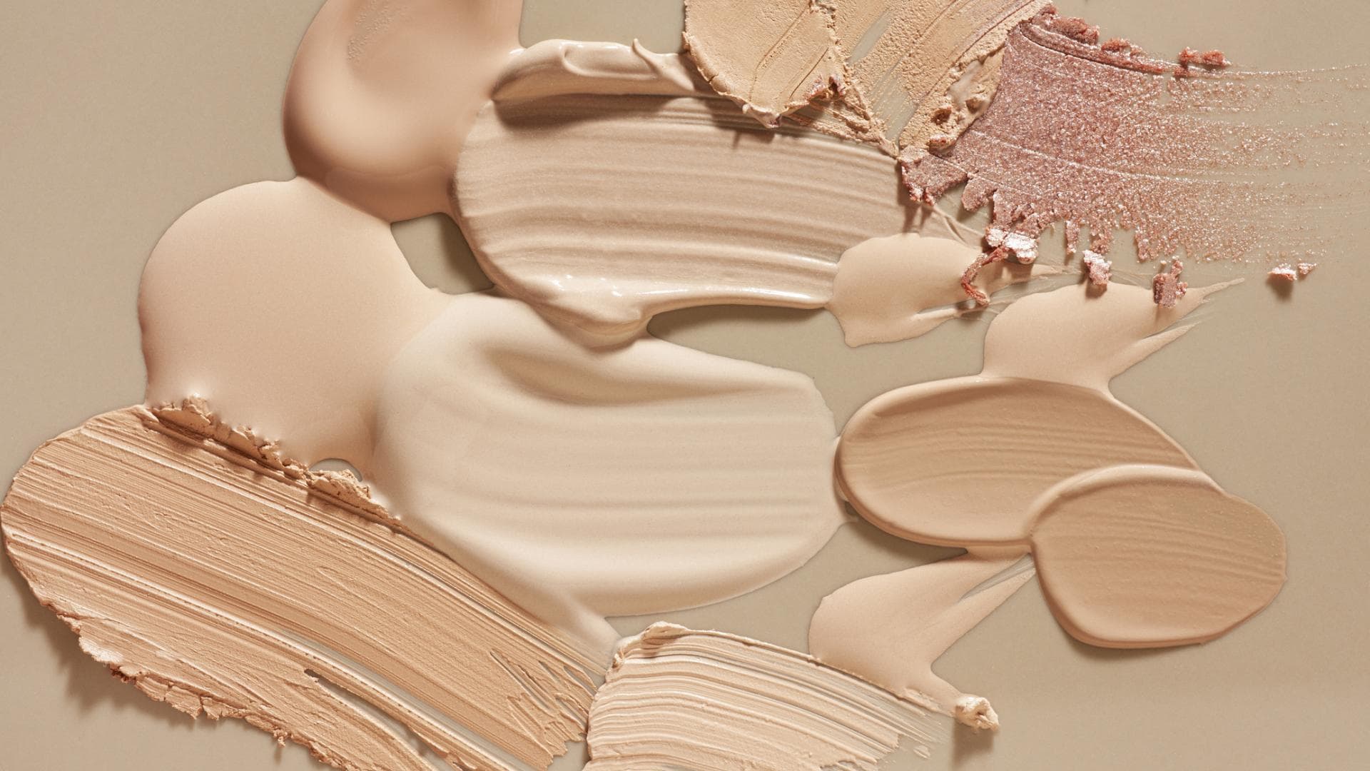 verschmiertes Make-up auf einer Platte verschmiertes Make-up auf einer Platte