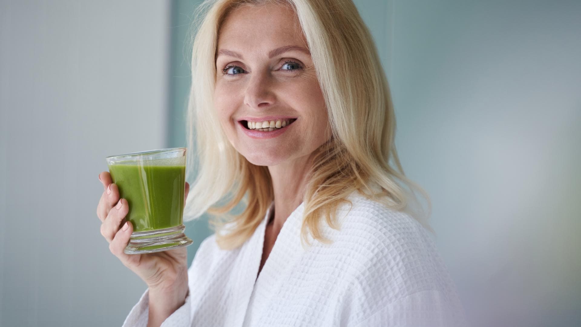 Ältere Frau hält Smoothie in der Hand Ältere Frau hält Smoothie in der Hand