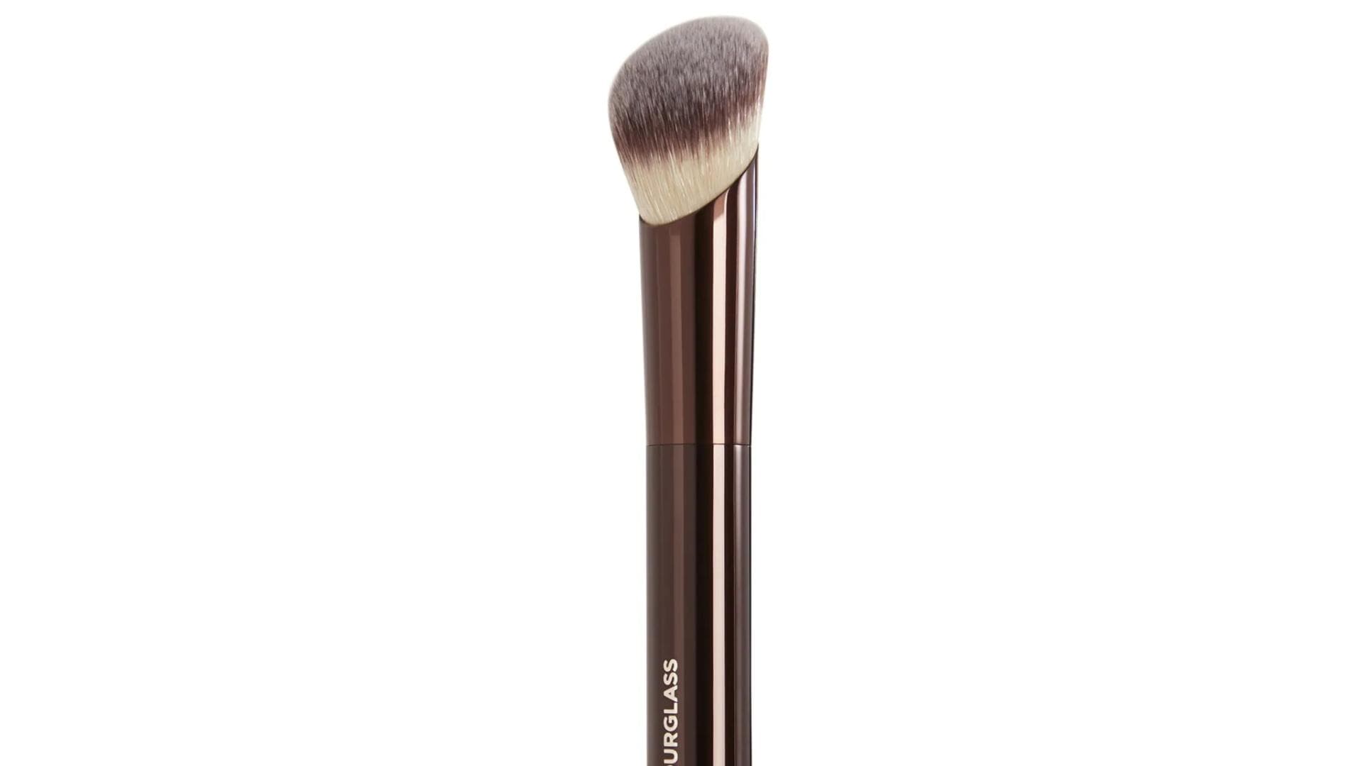 Ambient Soft Glow Foundation Brush von Hourglass