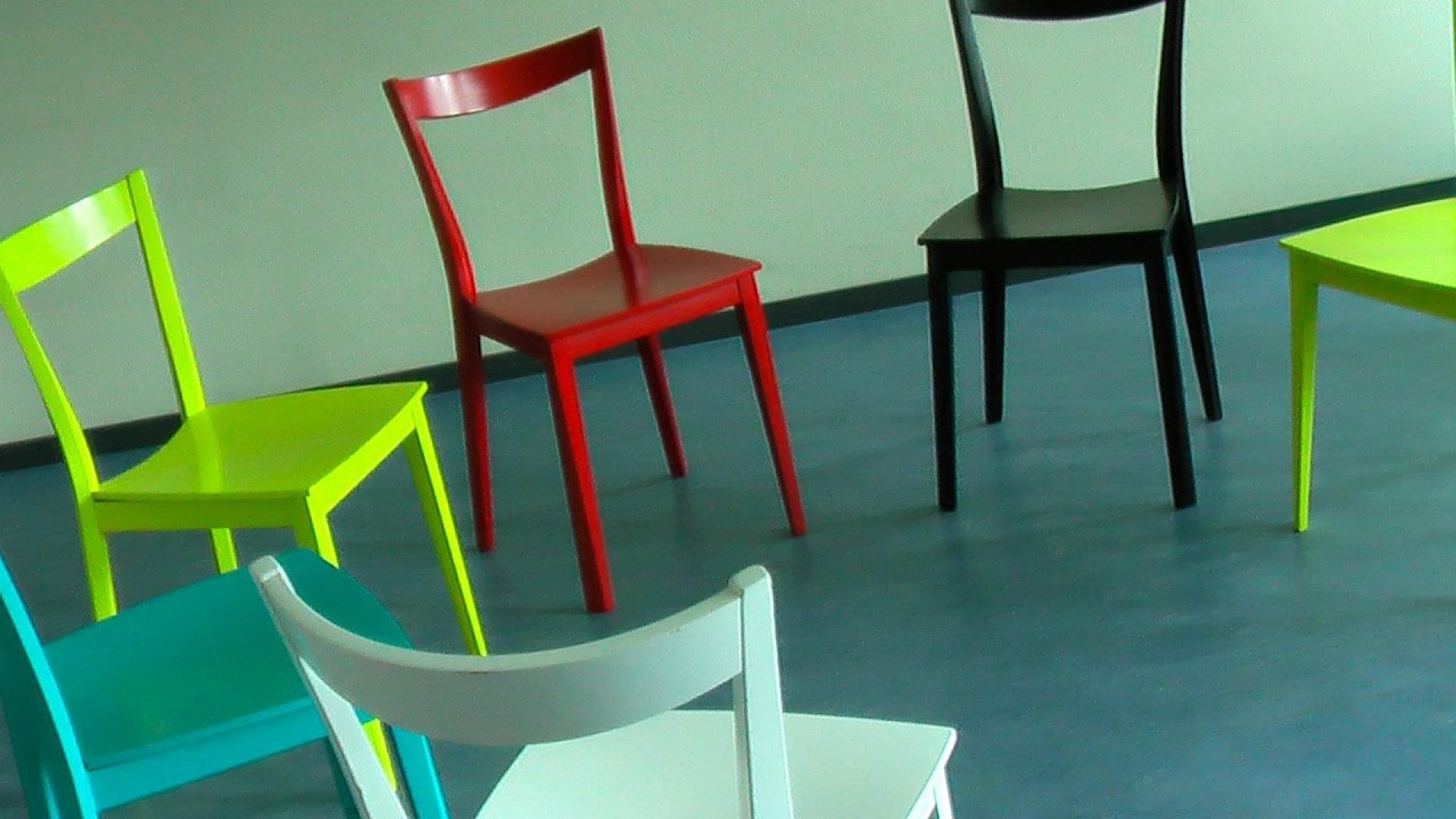 bunte Stühle