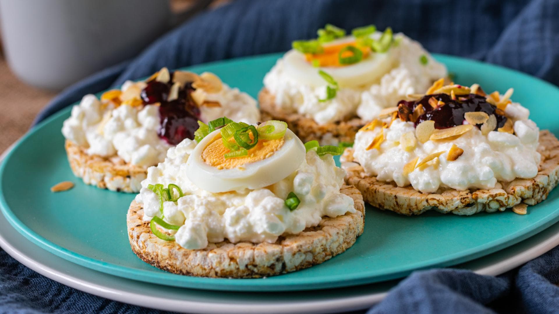 Reiswaffeln mit Hüttenkäse und Topping