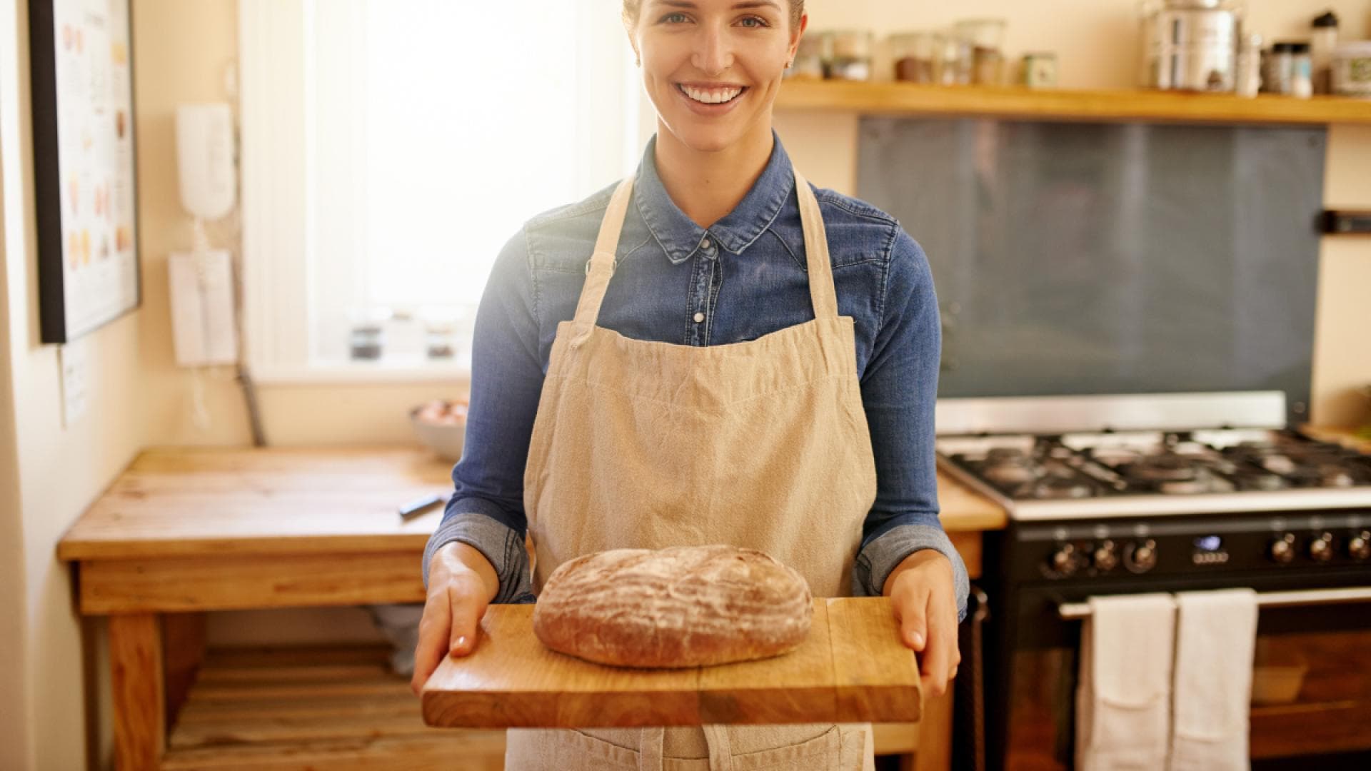 Frau mit selbst gebackenem Brot