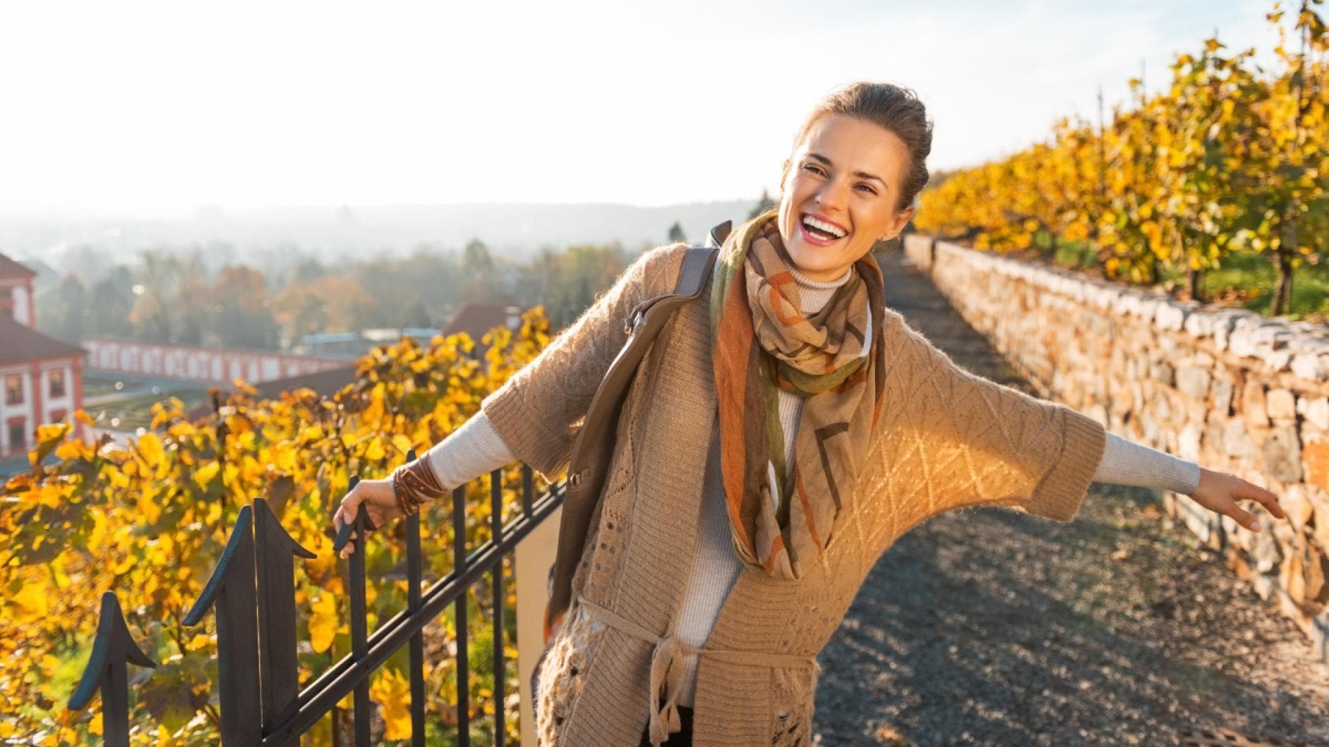Frau macht Herbstspaziergang