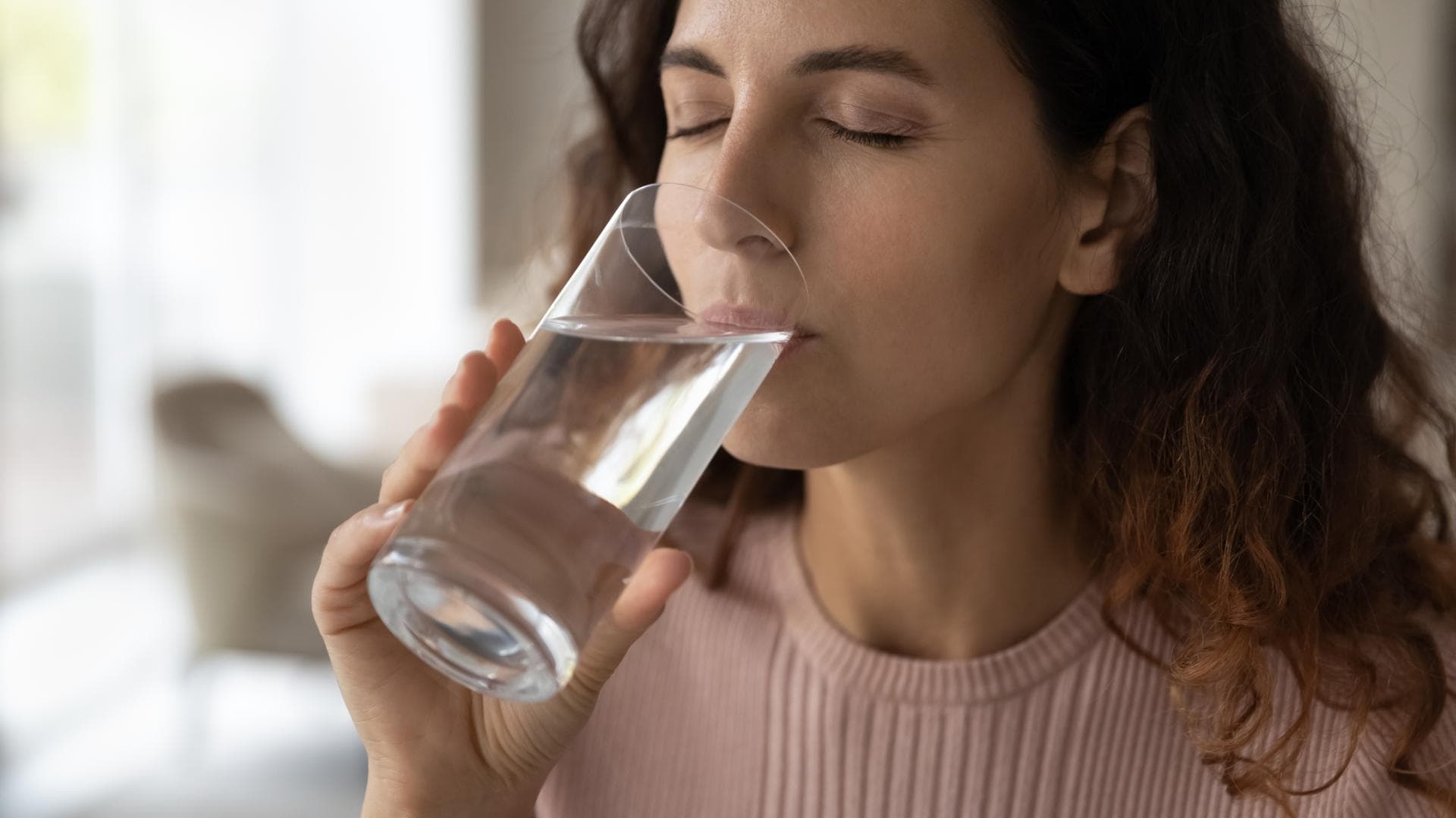 Frau trinkt Wasser
