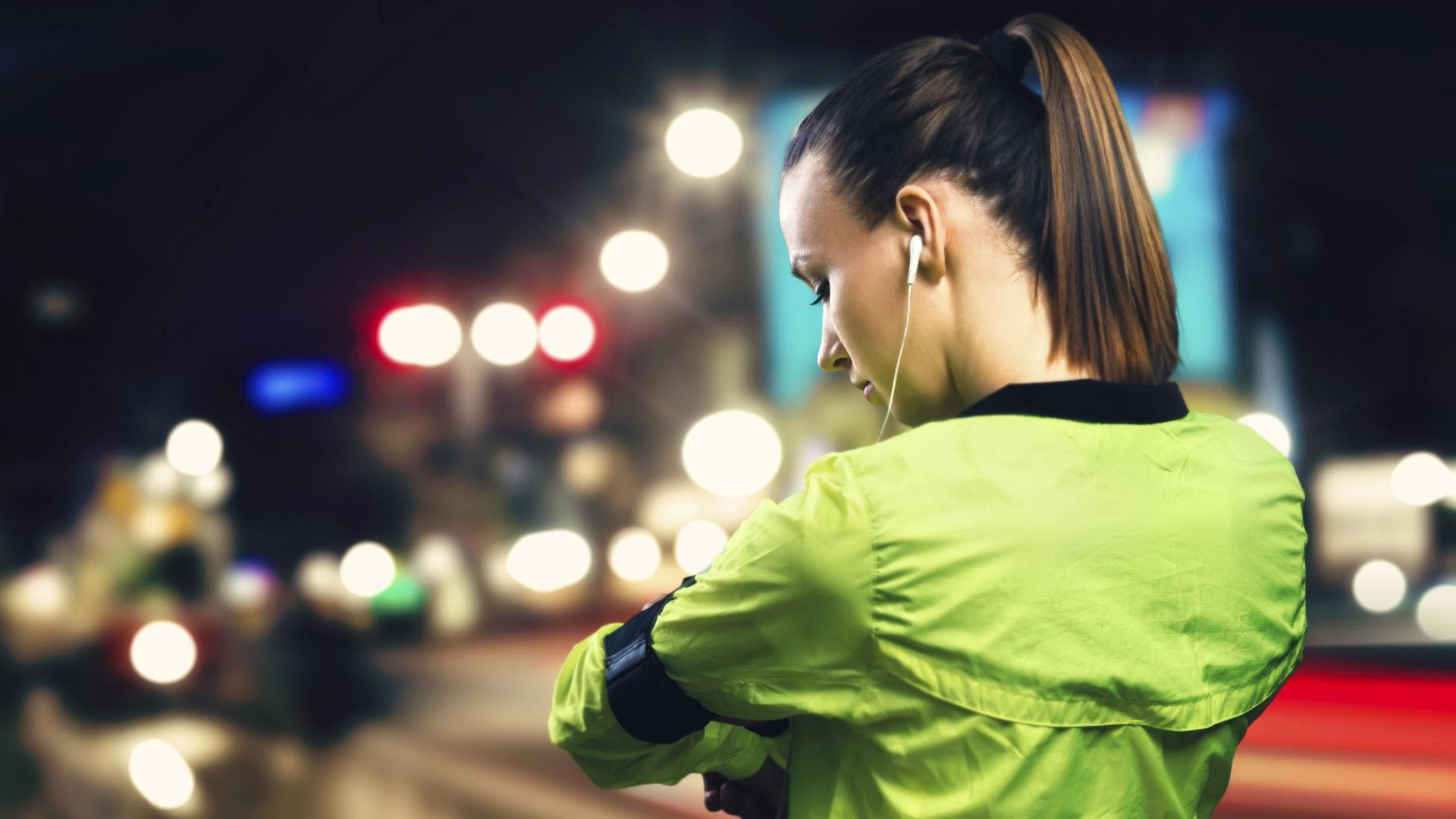 Frau joggt im Dunkeln