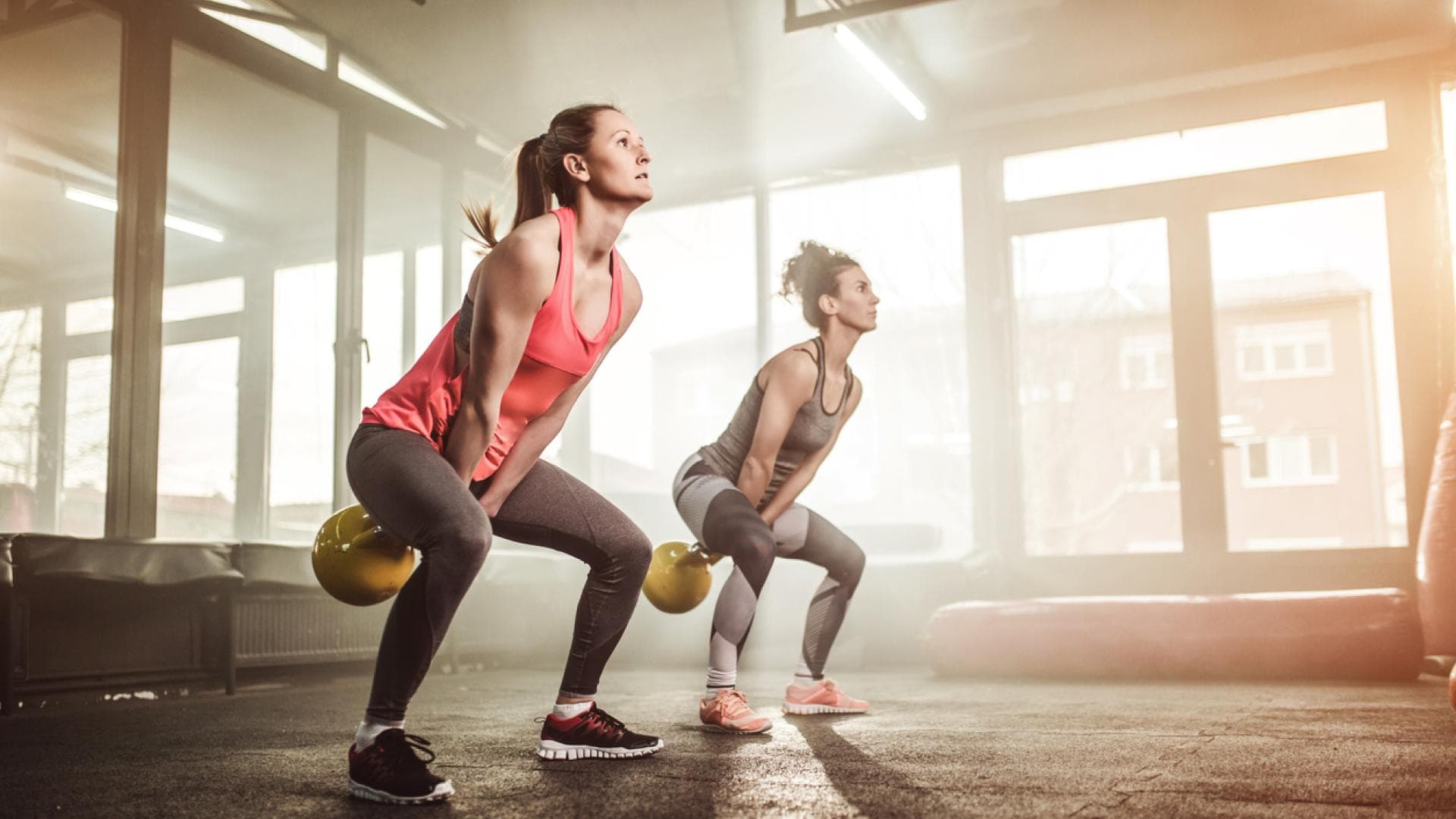 Frauen machen Kettlebell Swings