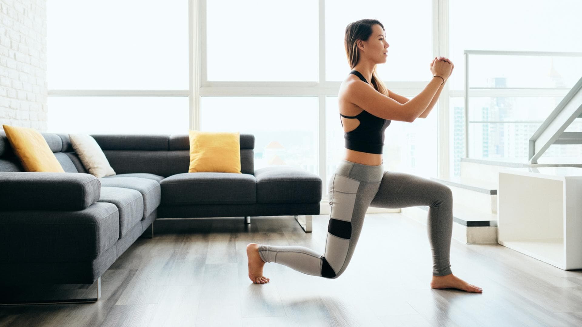 Frau macht Lunges