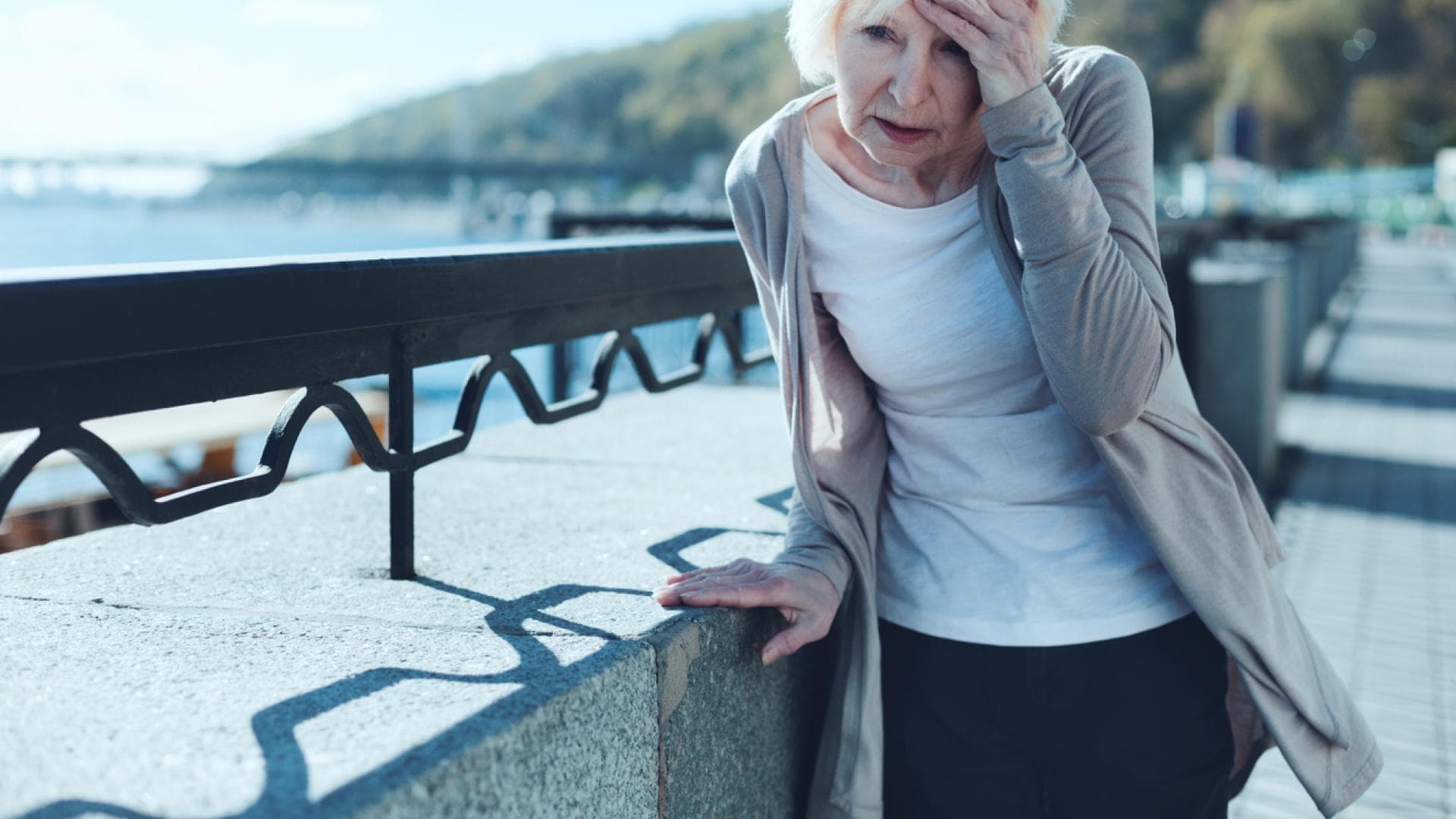 Alte Frau hat Schwindelanfall im Freien