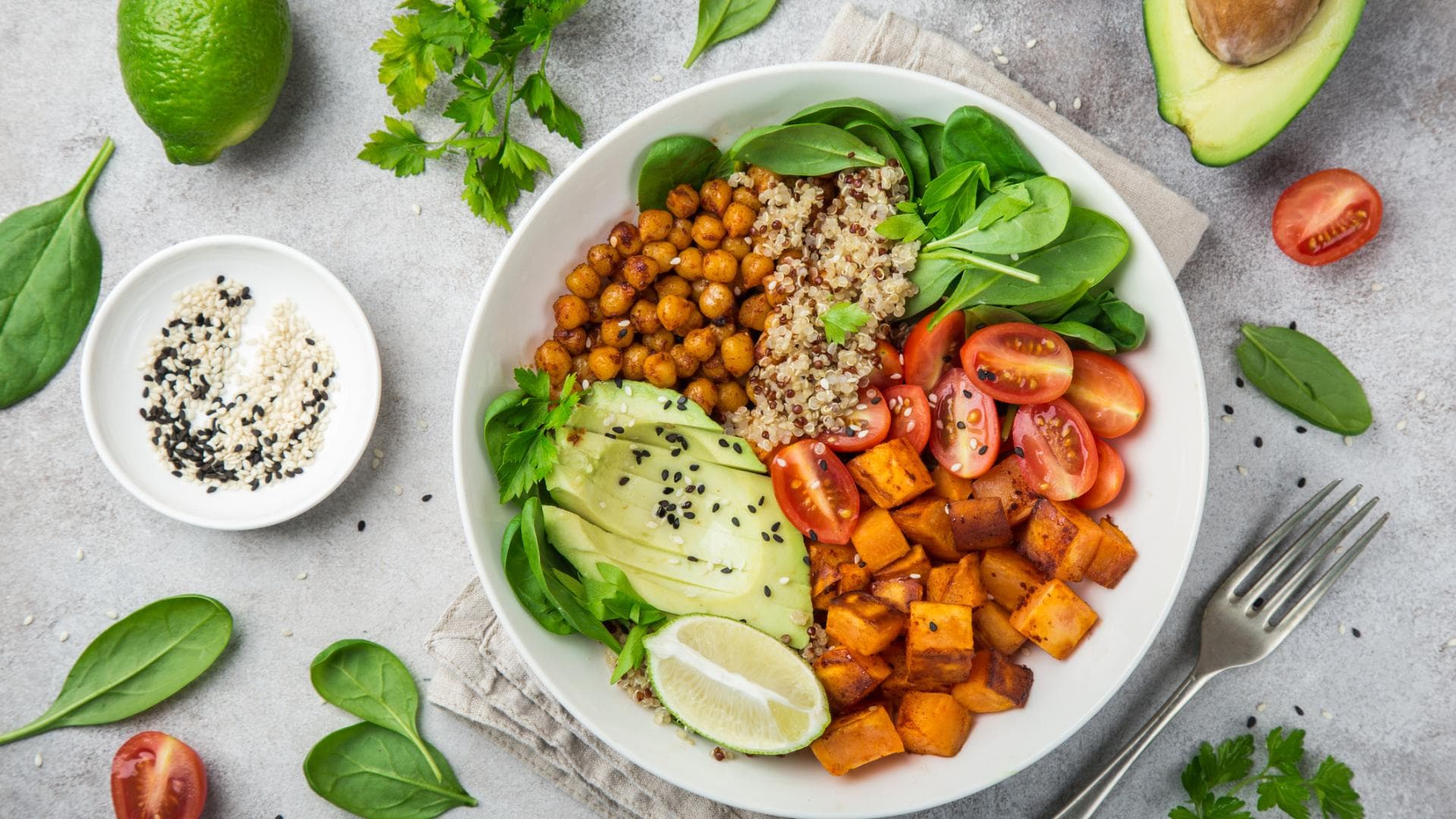 Teller mit veganem Essen