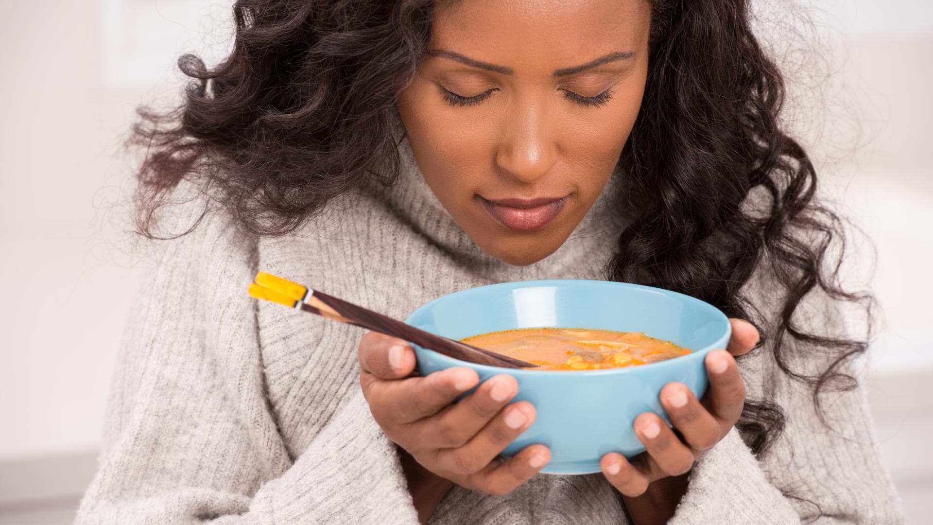 Frau geniesst Suppe