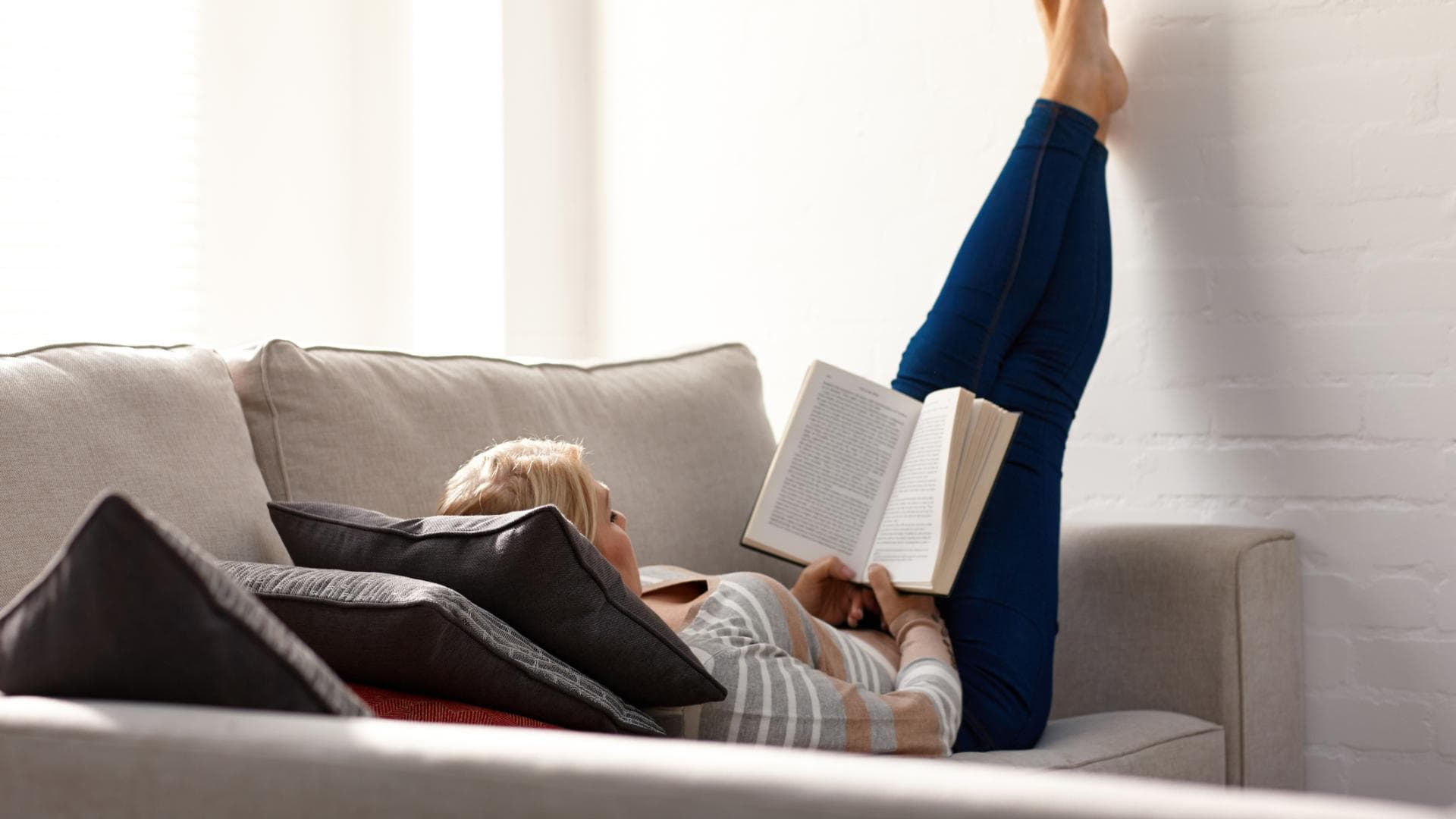 Frau liegt auf Sofa