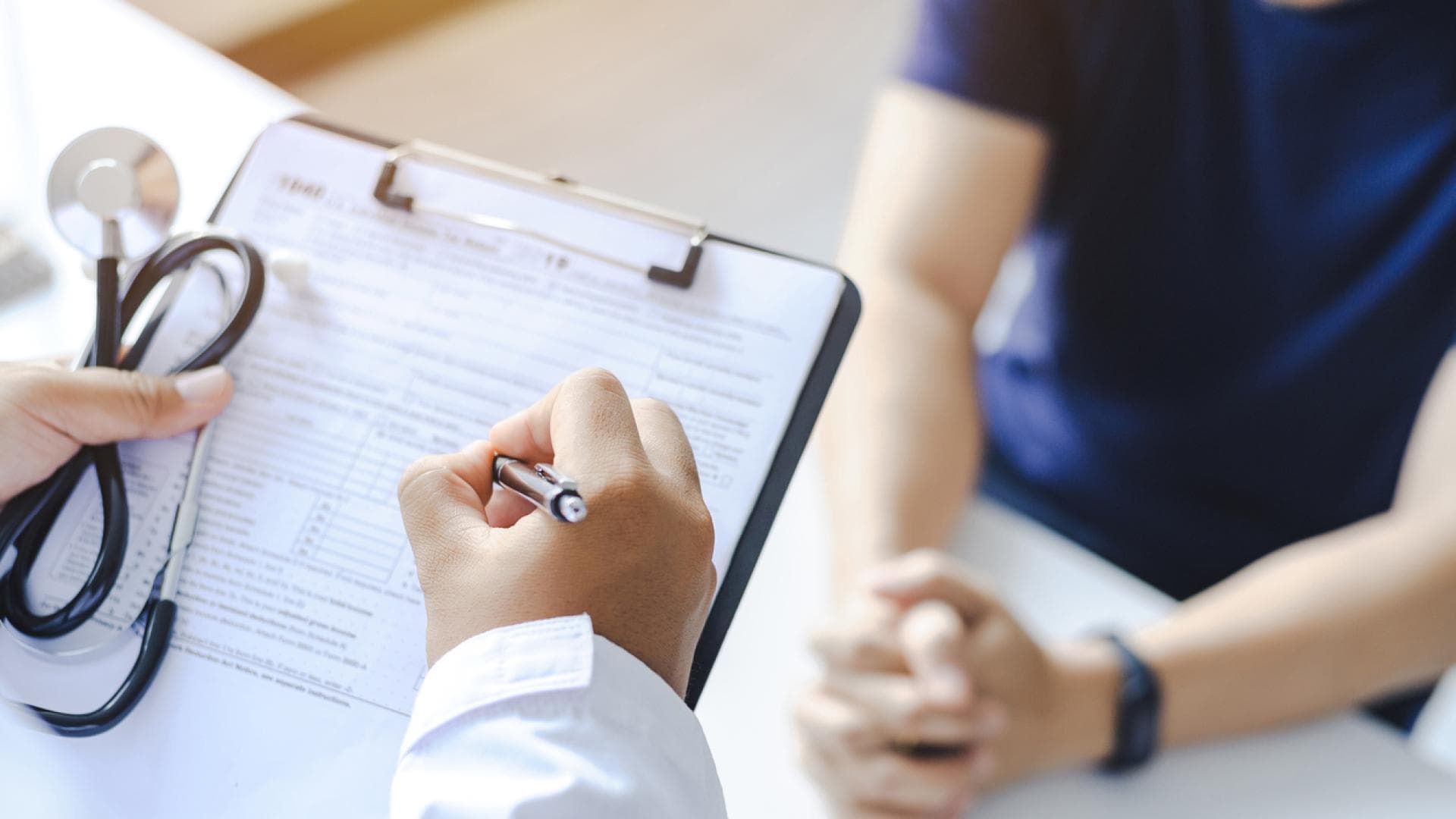 Arzt mit Clipboard untersucht Patienten