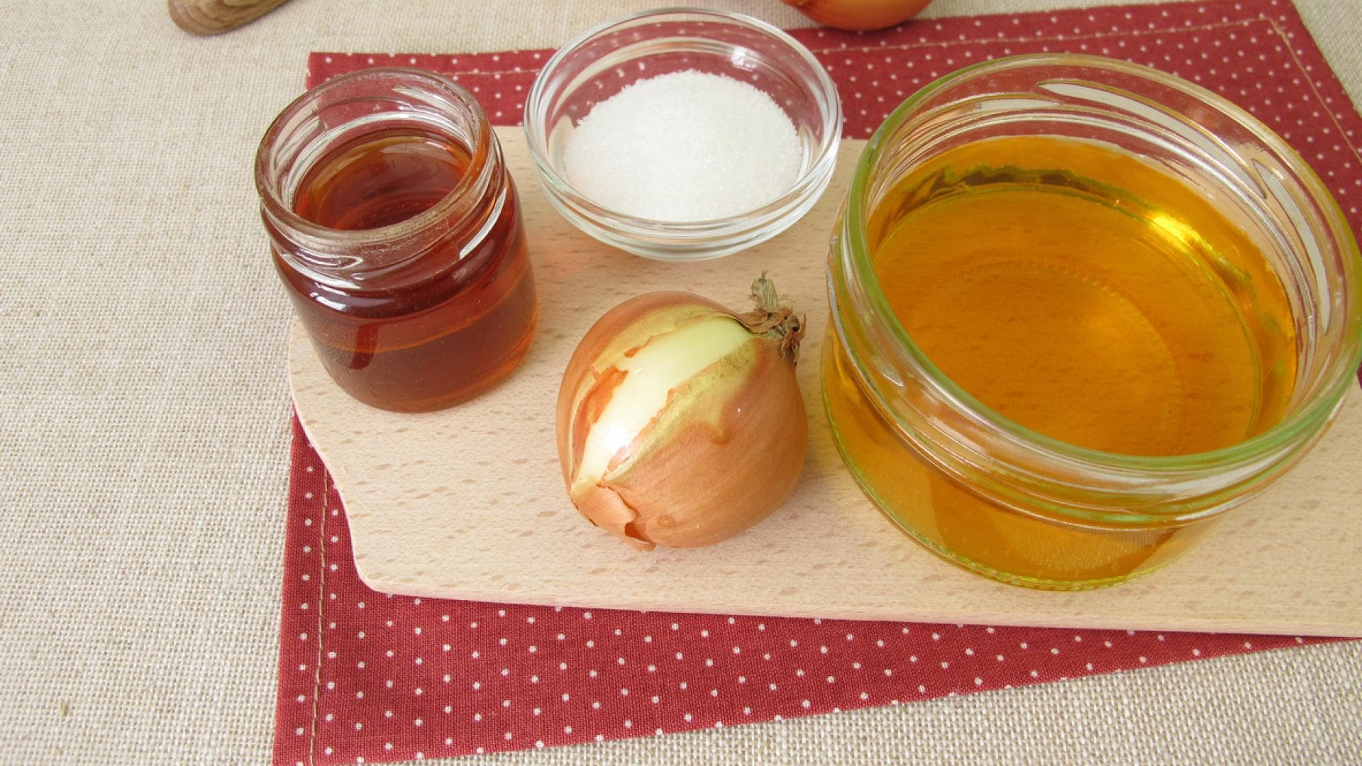 Frischer Zwiebelsaft mit Zucker und Honig