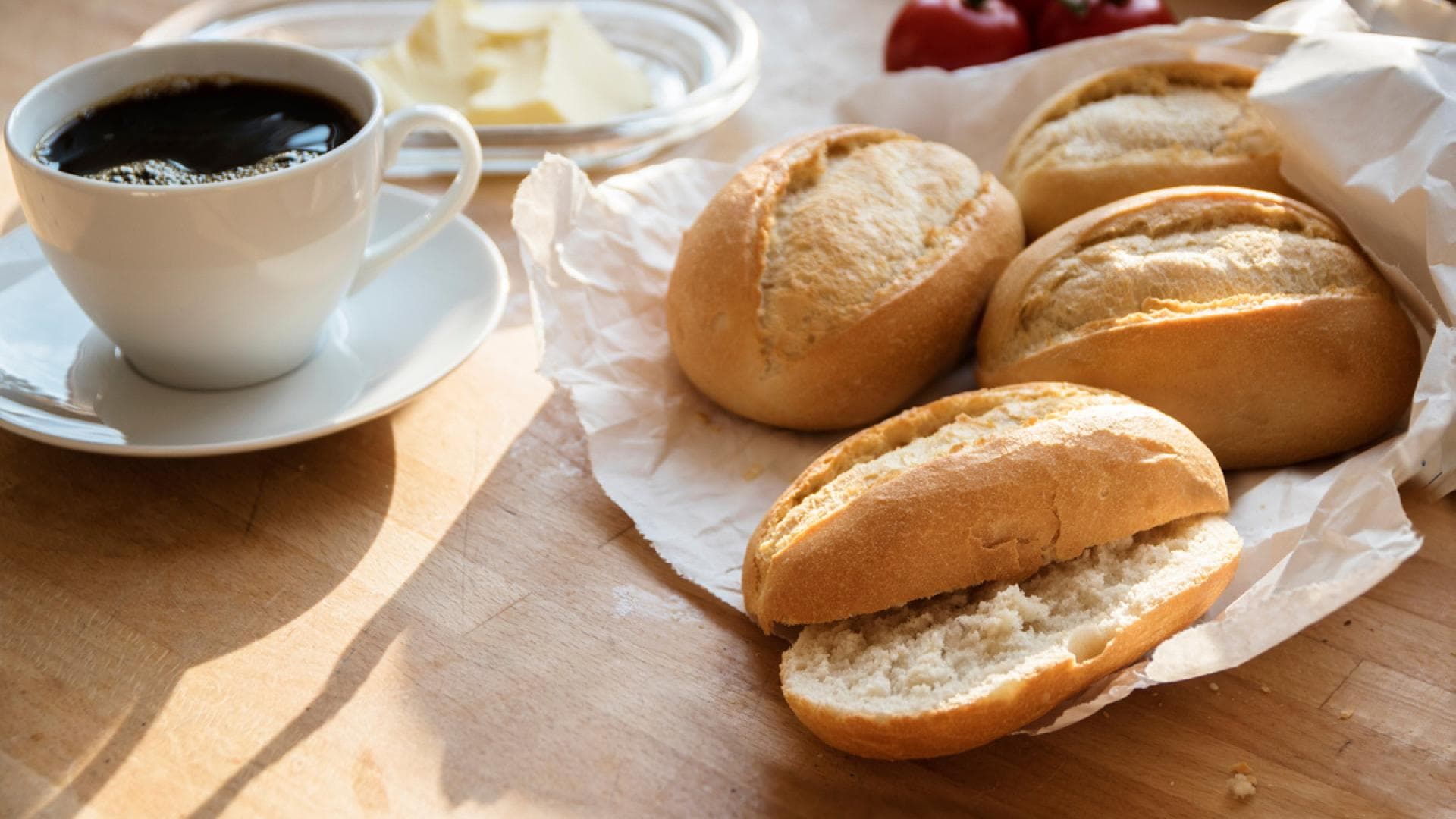 Frühstücksbrötchen mit Kaffeee und Butter