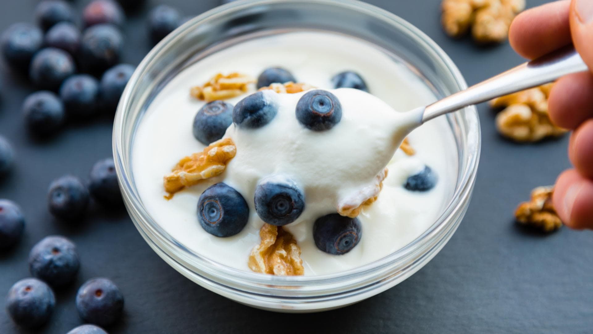 Schüsselchen Joghurt mit Blaubeeren und Walnüssen