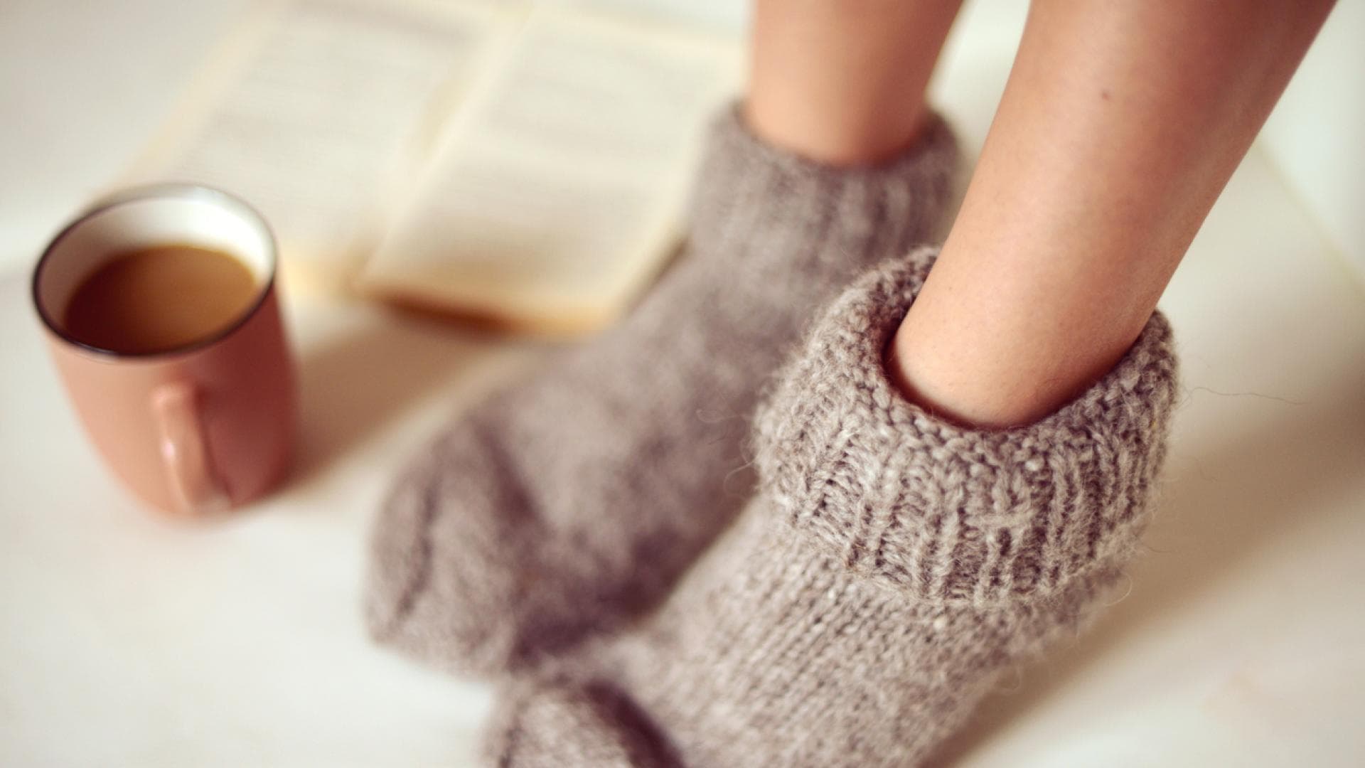 Frau mit dicken Wollsocken
