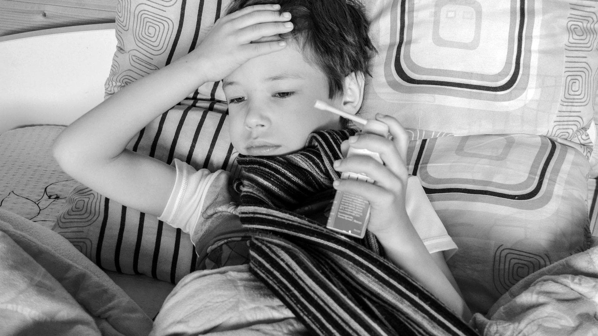 Kind mit Asthmaspray Kind mit Asthmaspray