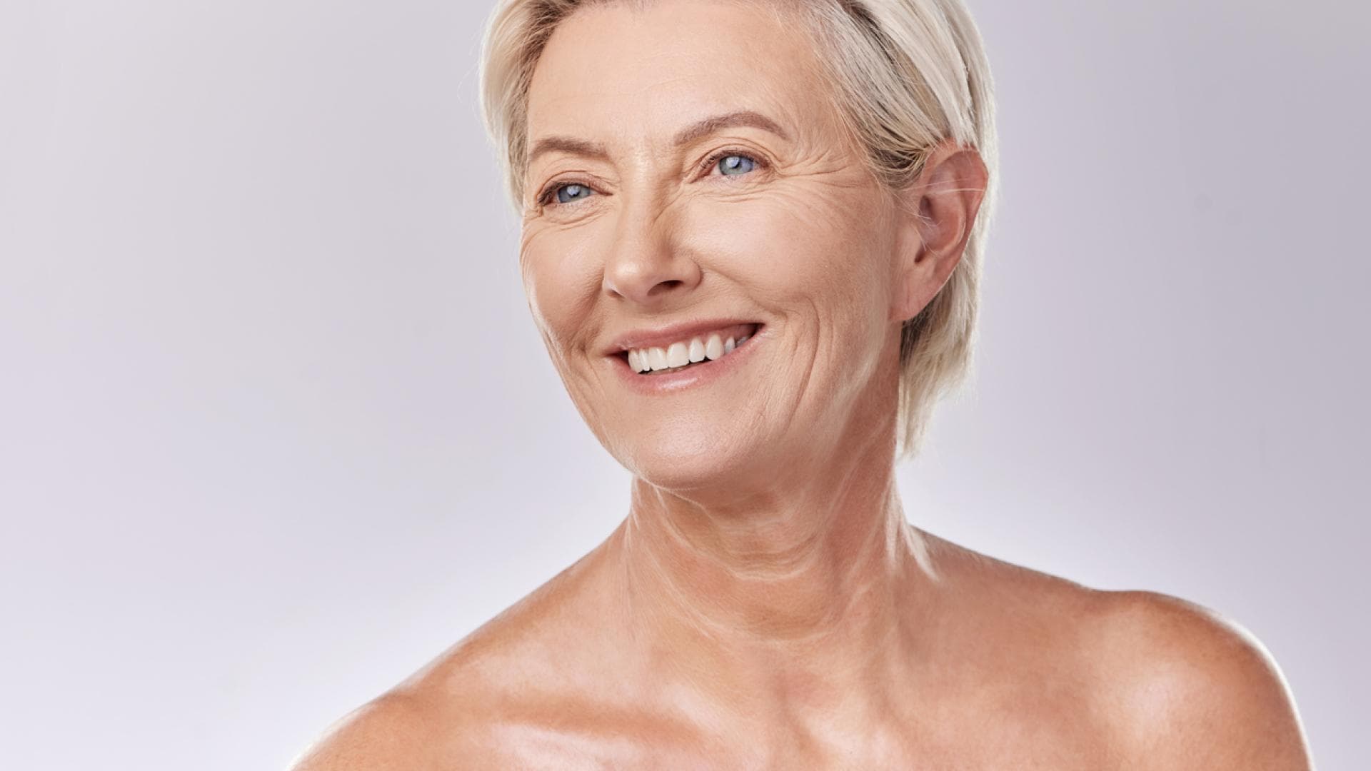 Porträt einer reifen Frau mit kurzen Haaren