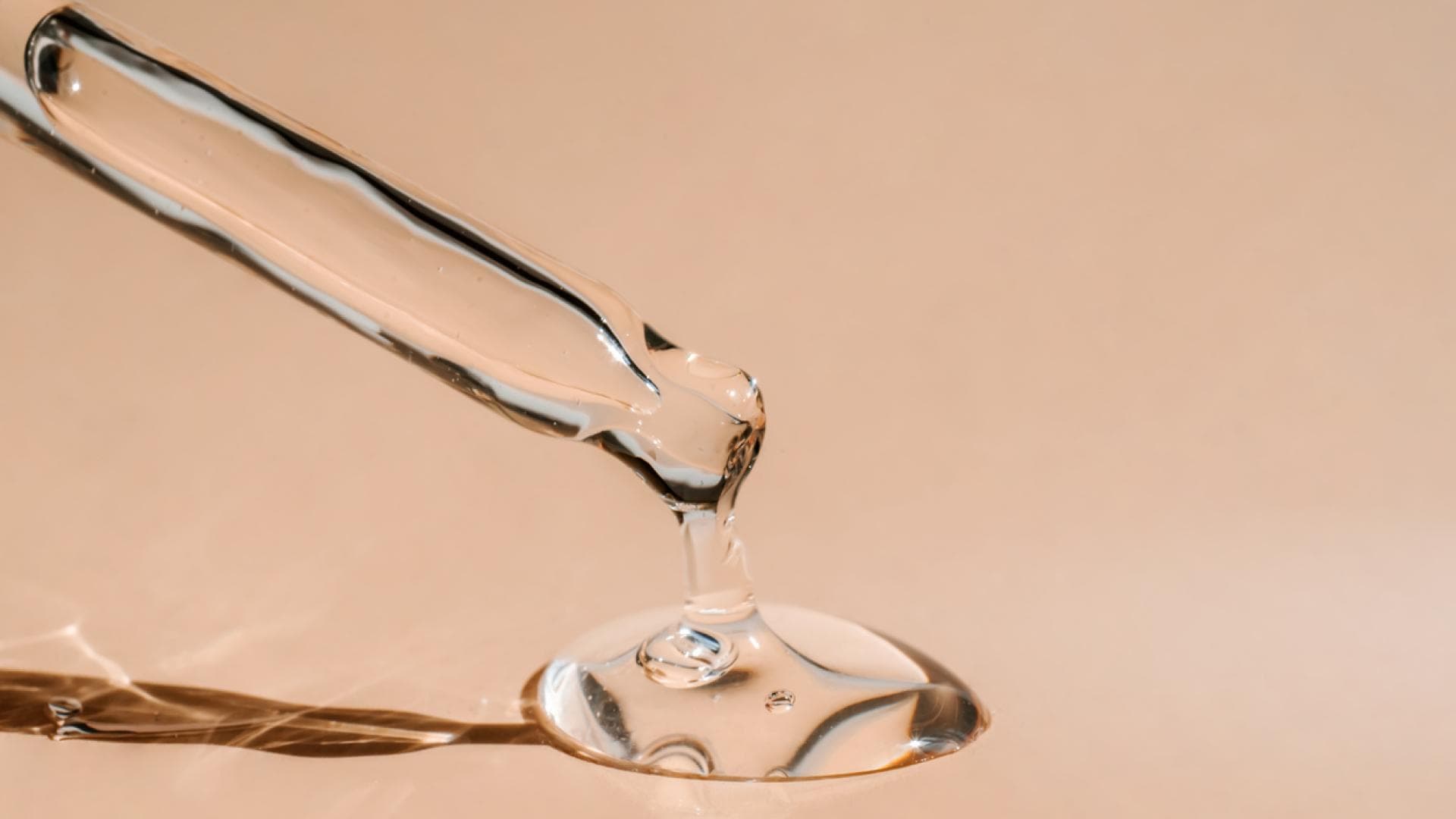 Nahaufnahme eines Tropfens Serum aus Pipette