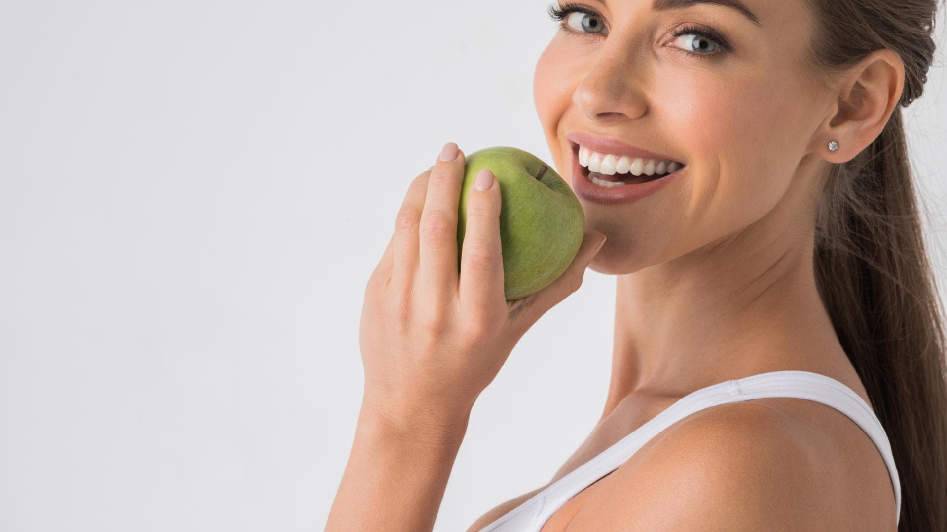 Lachende Frau mit Apfel