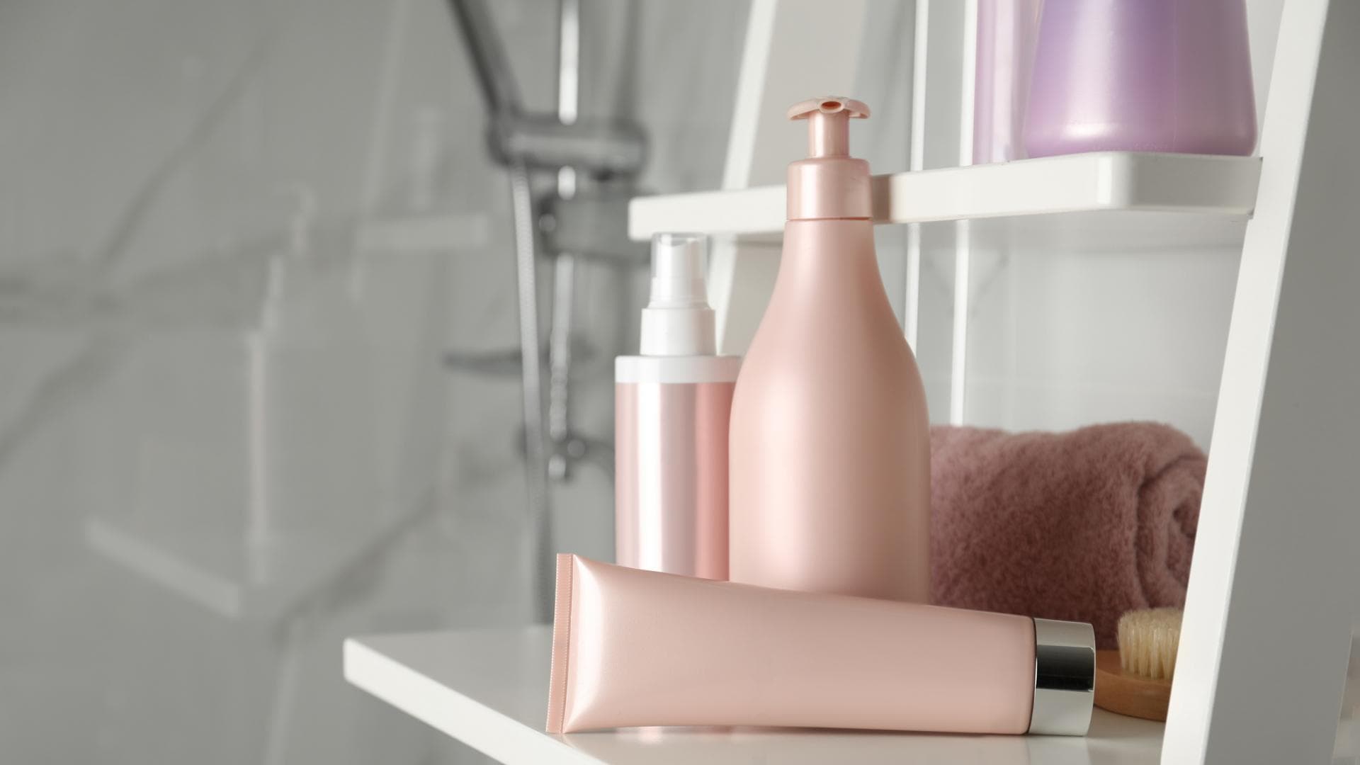 unbeschriftete Shampoo-Flasche 