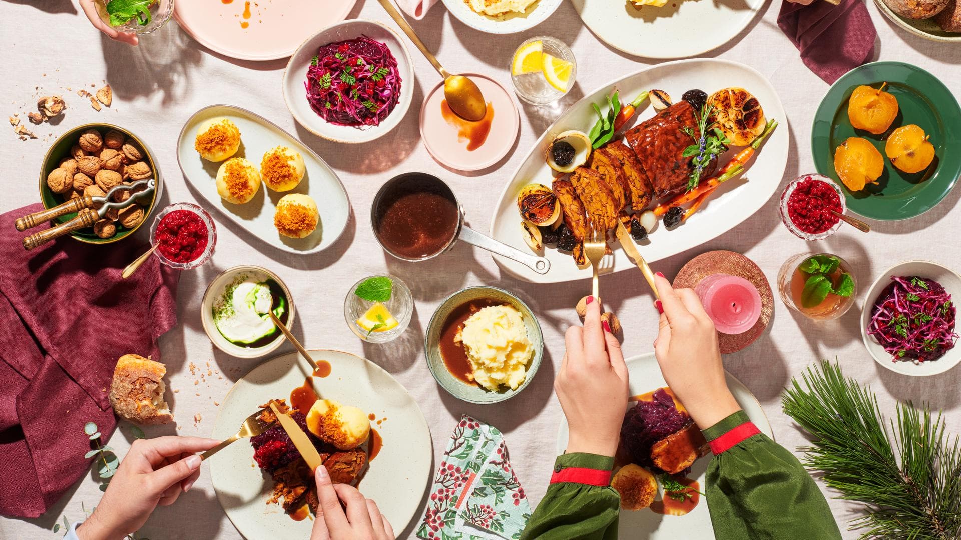 Top-Ansicht eines festlich geschmückten Weihnachtstisches mit Braten