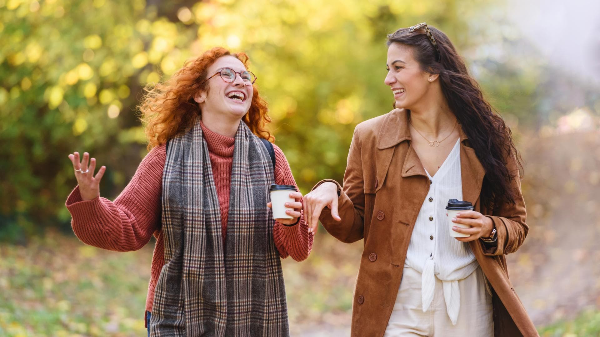 Zwei Frauen gehen spazieren