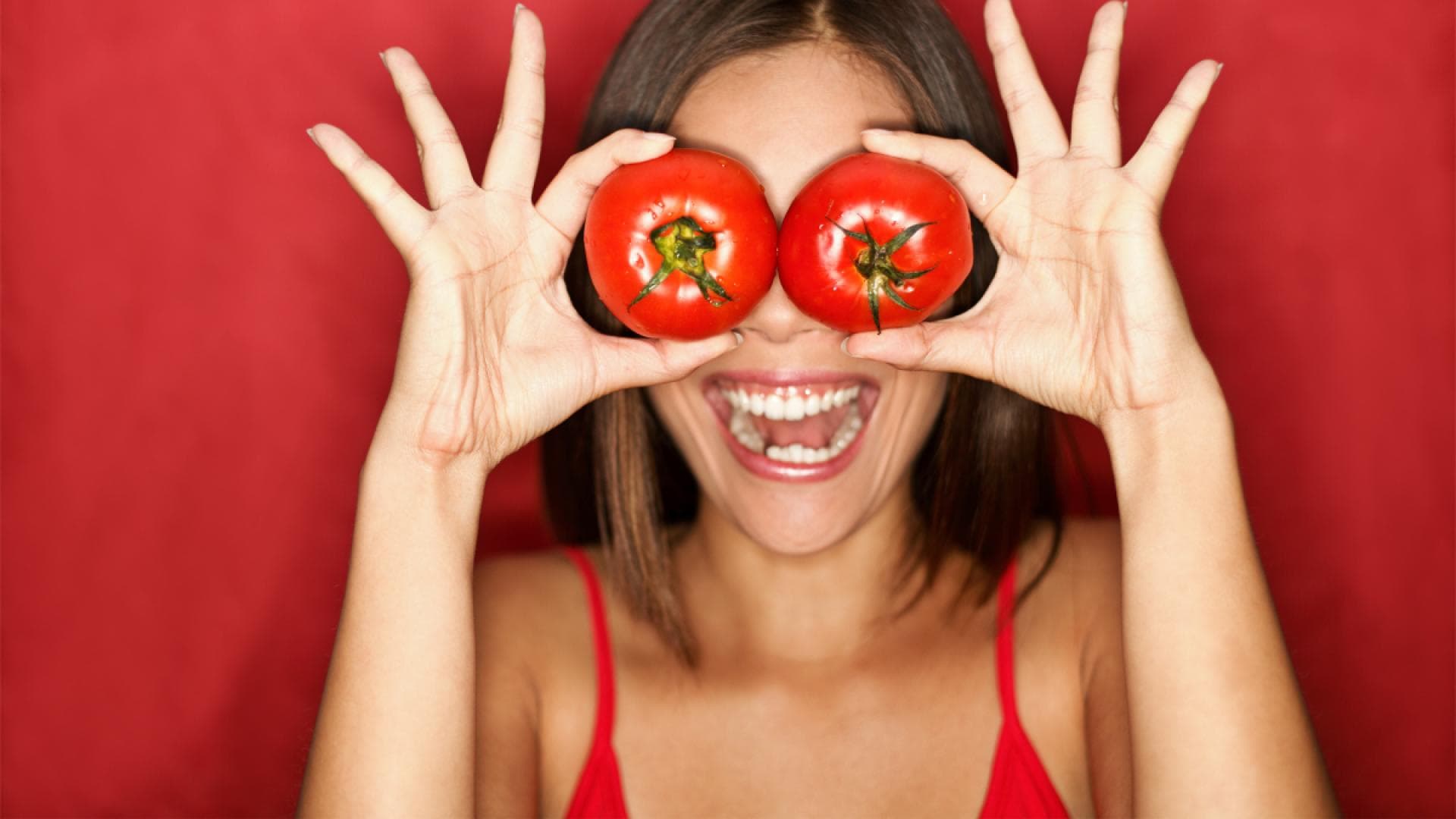 Frau mit Tomaten