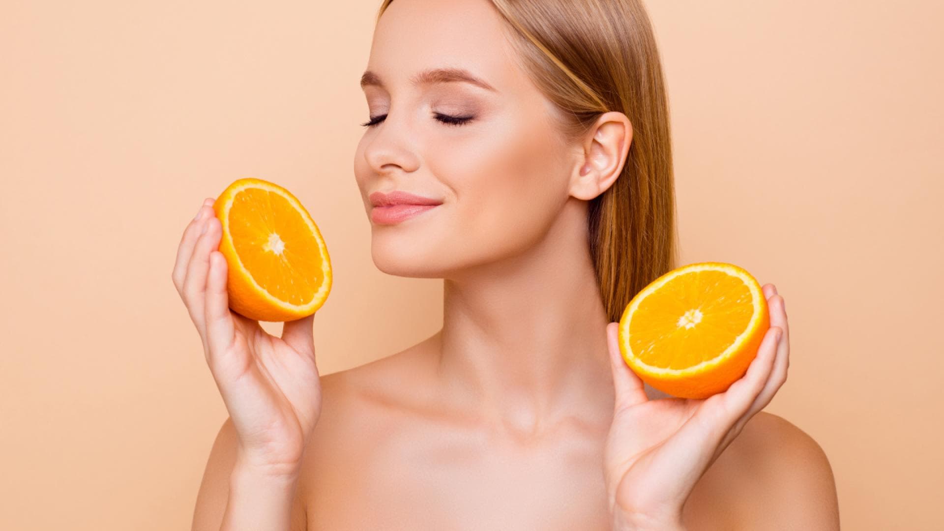 Frau und Orangen