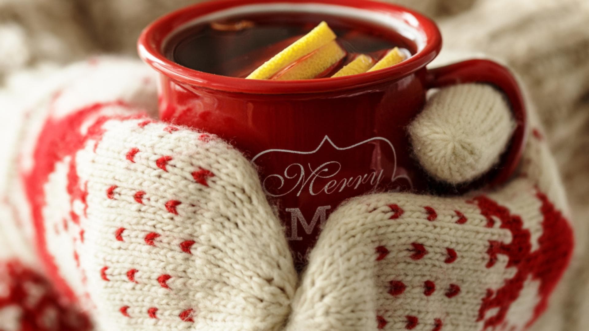 Frau hält Glühwein