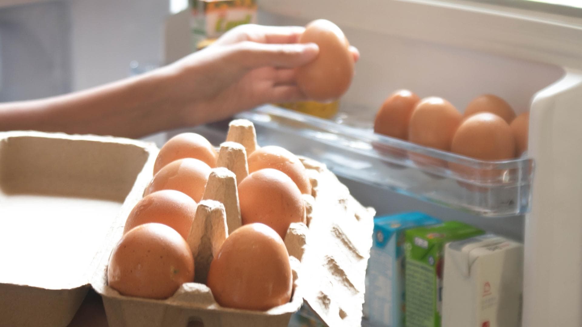 Eier in der Kühlschranktür