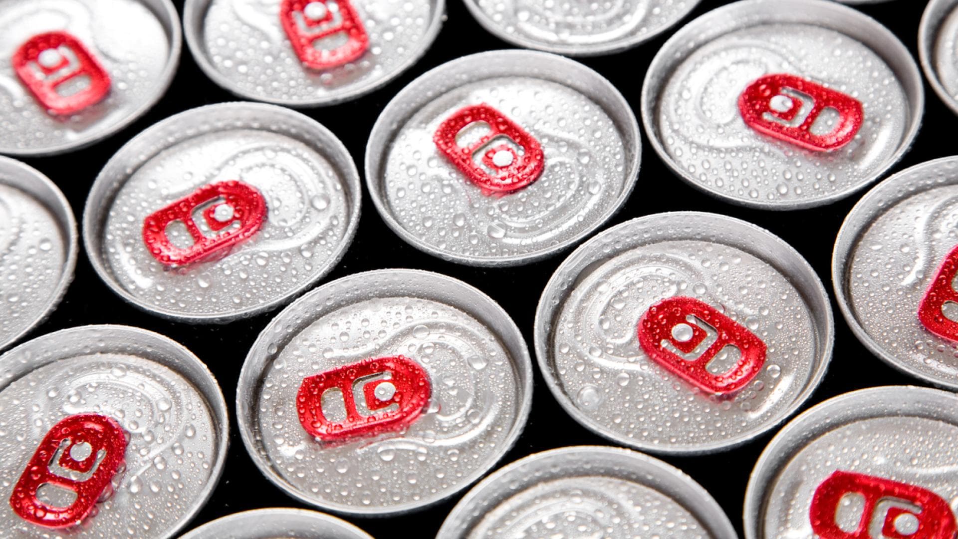 Energy Drinks für Jugendliche problematisch Dosen von Energy Drinks