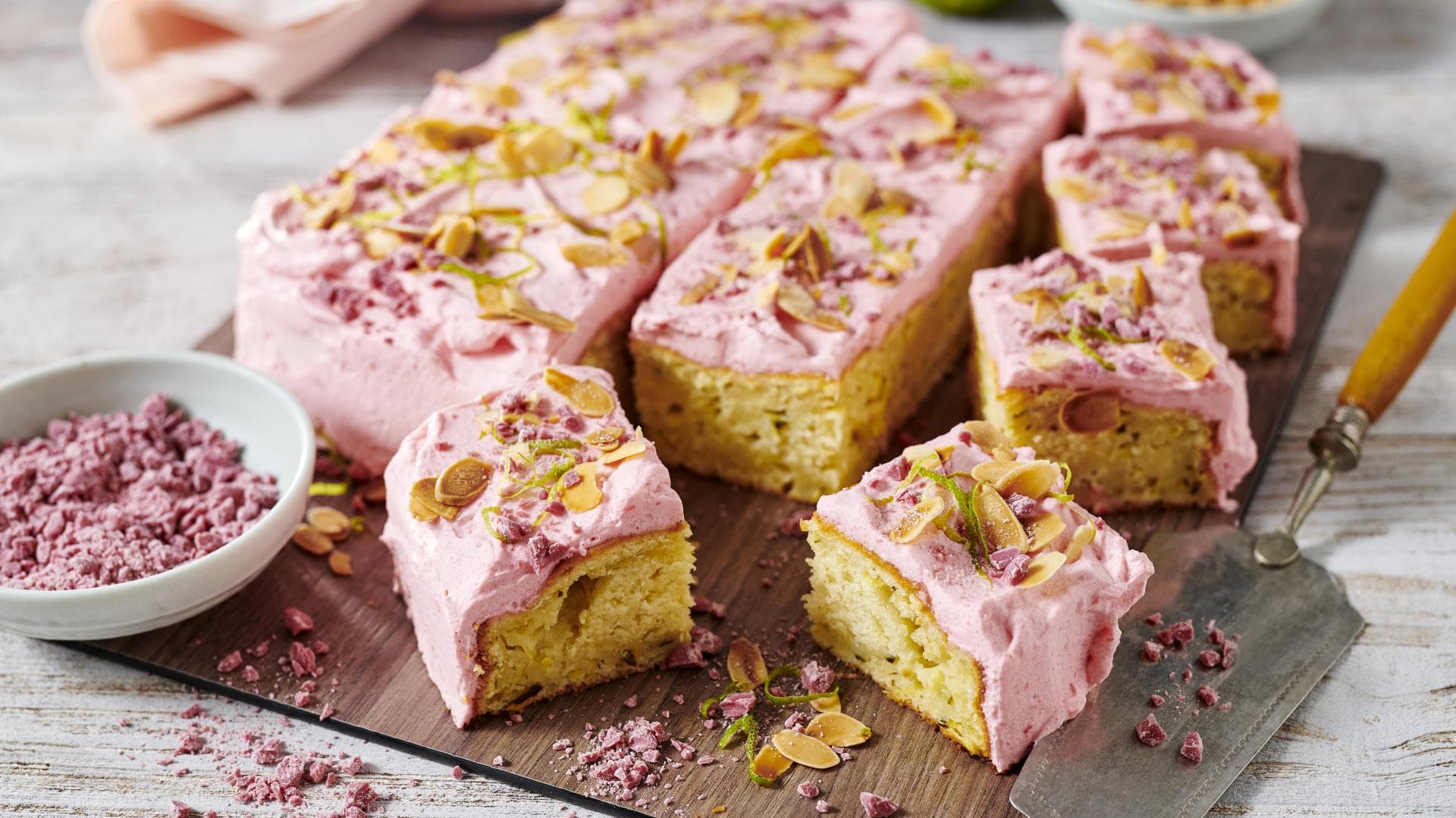 Saftiger Nusskuchen mit Zucchini und Ruby-Limettencreme Saftiger Nusskuchen mit Zucchini und Ruby-Limettencreme