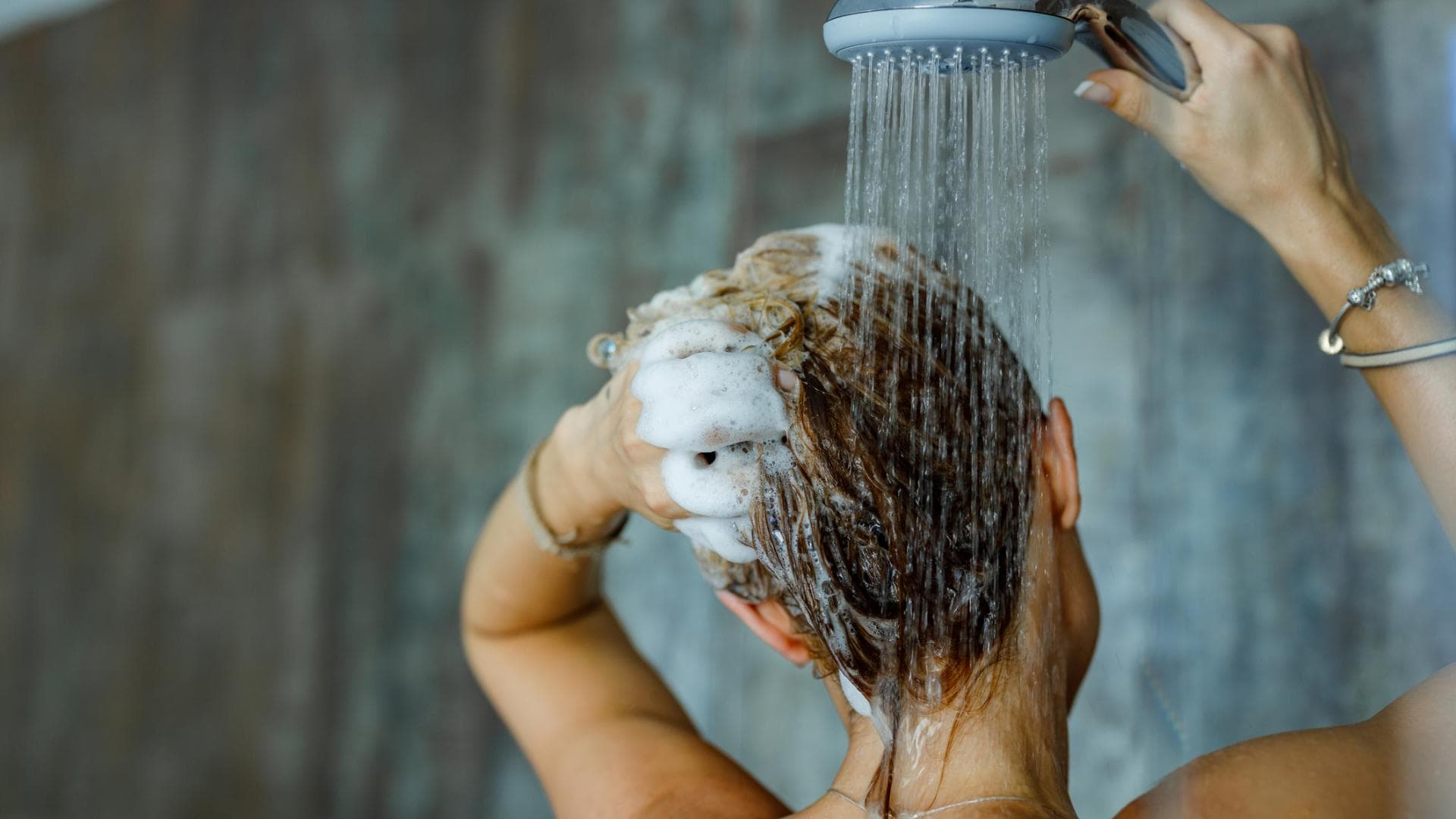 Frau in der Dusche