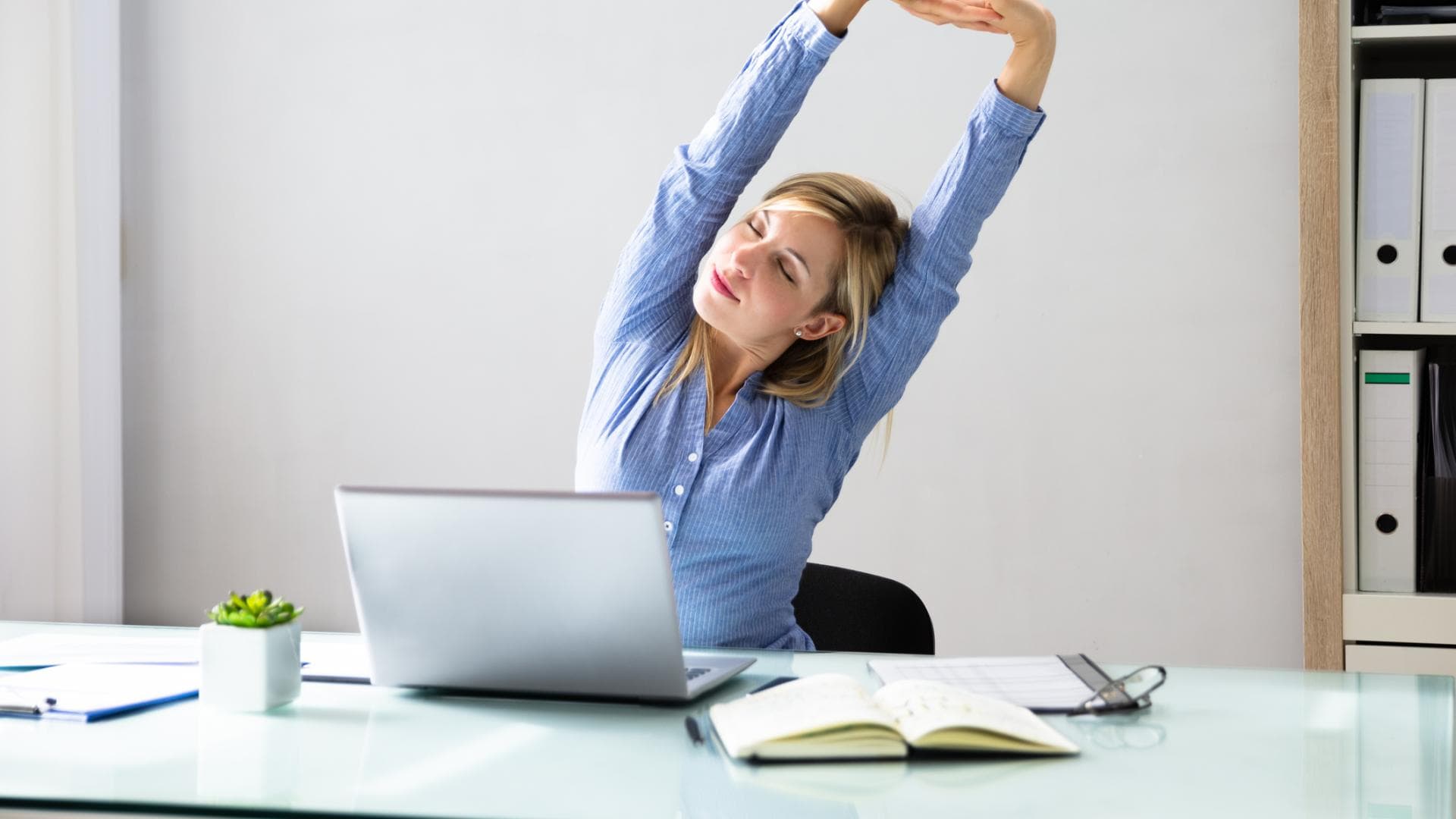 Frau sitzt im Büro