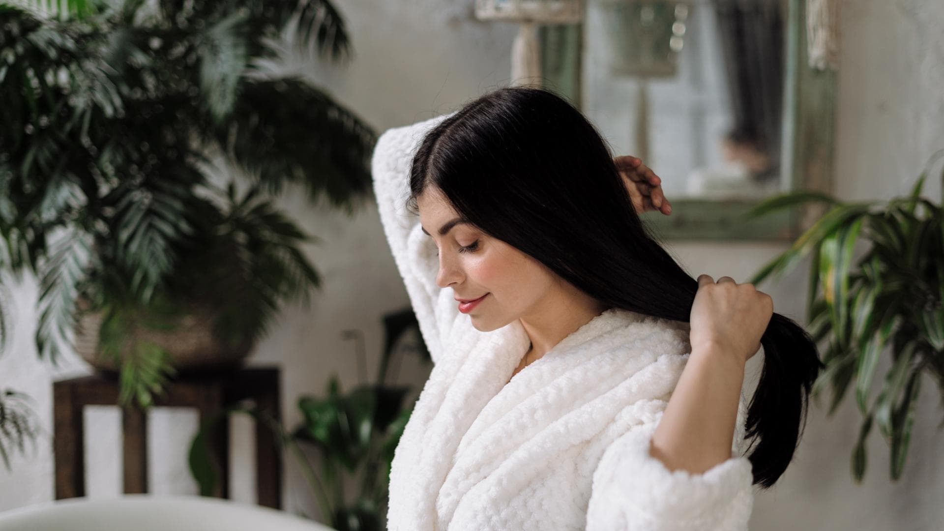 Frau kämmt sich die Haare