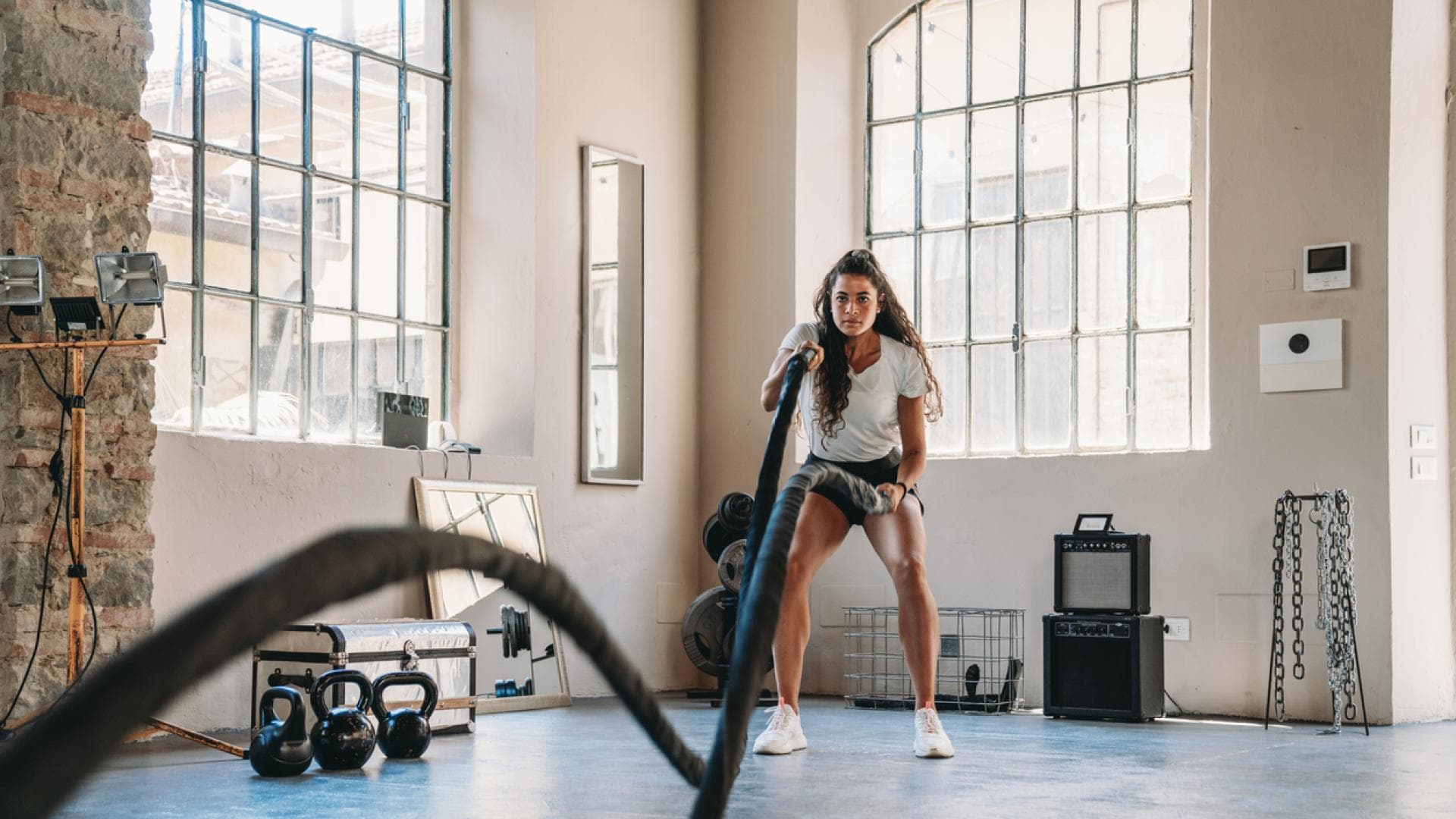 Frau an den Battle Ropes