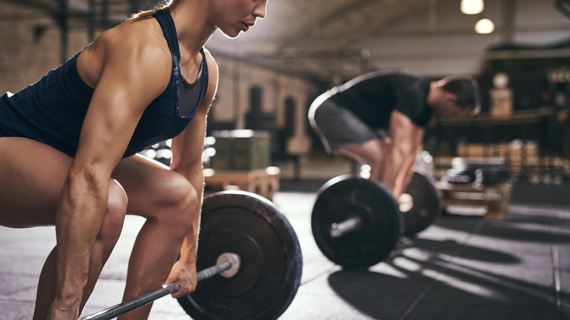 Frau setzt zum Deadlift an